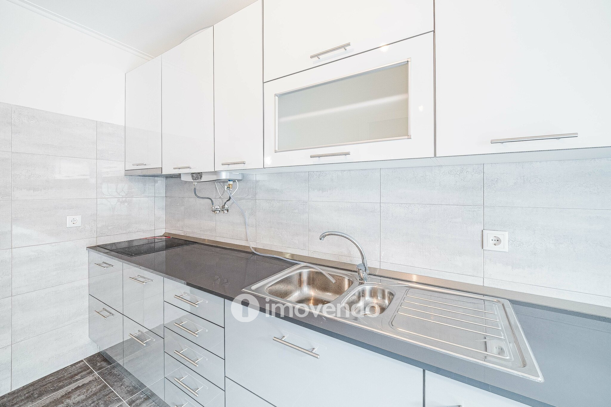 Apartamento T3, com terraço e arrecadação, em Mem Martins