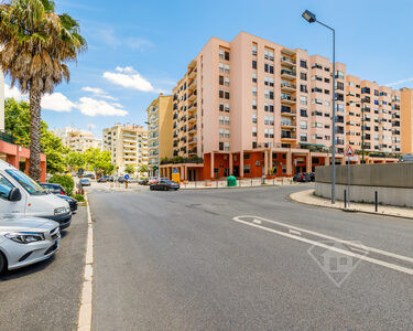 Apartamento T3, com cozinha equipada e estacionamento, em Telheiras