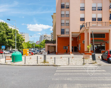 Apartamento T3, com cozinha equipada e estacionamento, em Telheiras