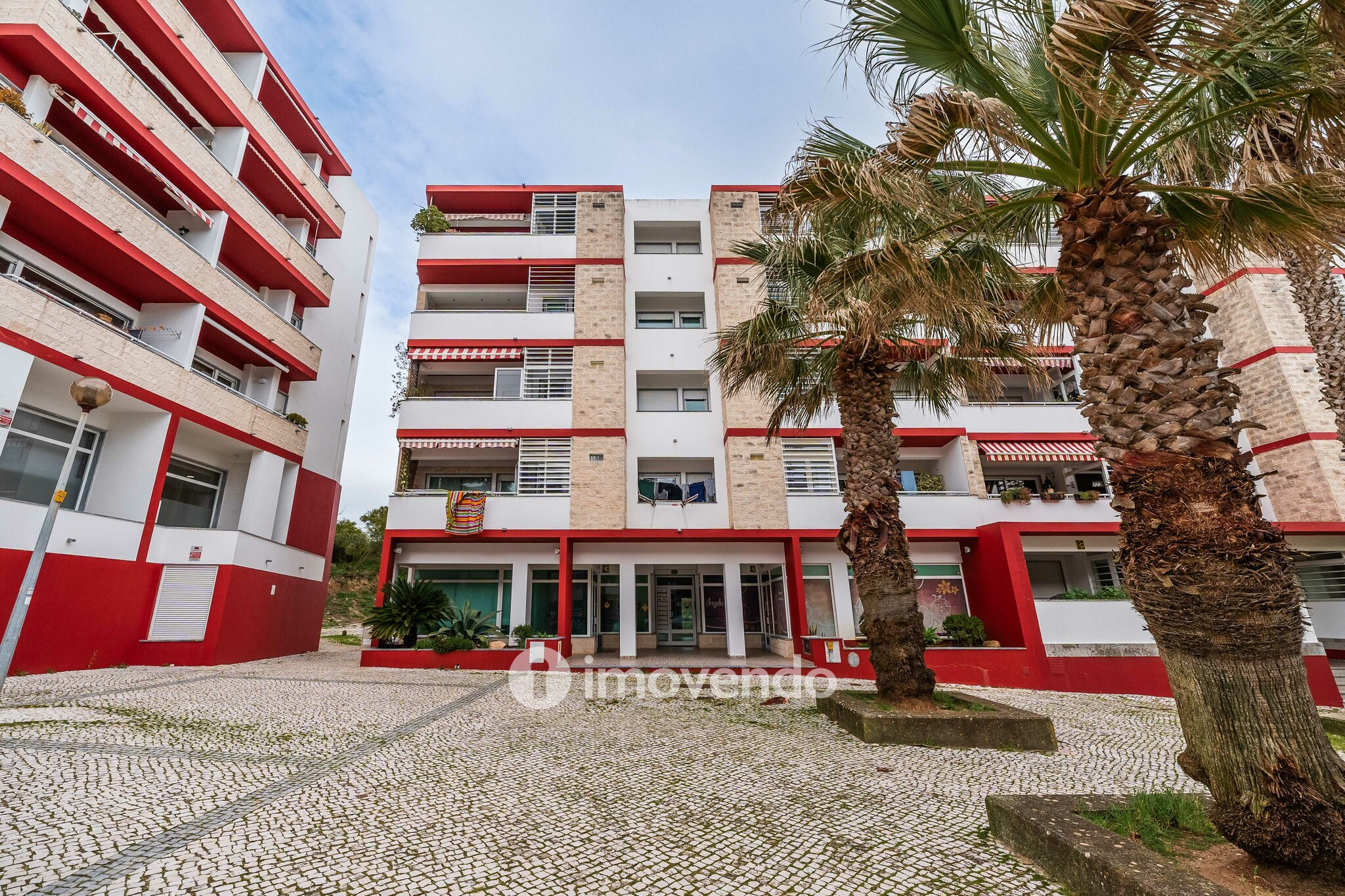 Apartamento T3, com estacionamento, em São Domingos de Rana