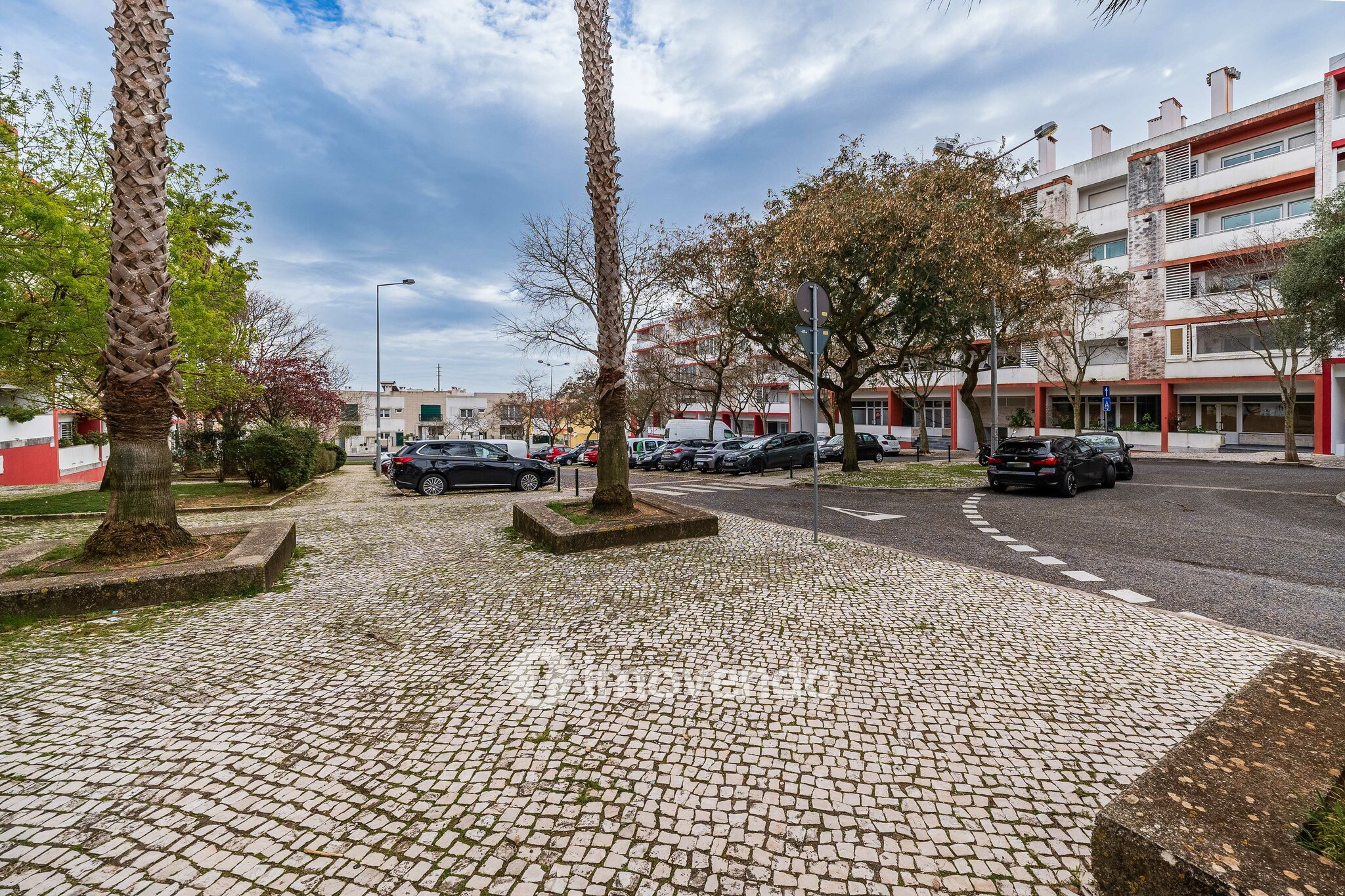 Apartamento T3, com estacionamento, em São Domingos de Rana
