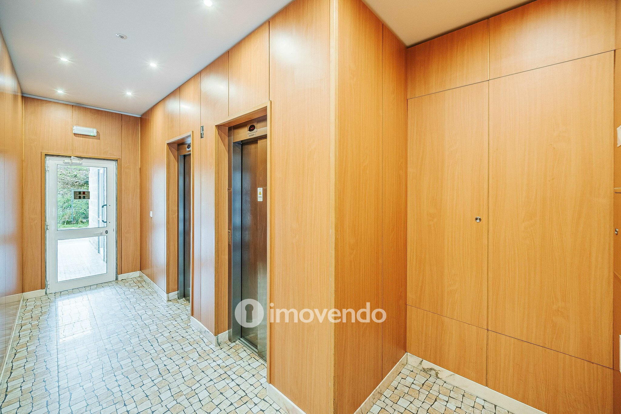 Apartamento T3, com estacionamento, em São Domingos de Rana