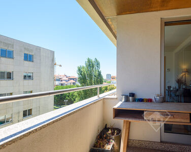 Apartamento T3 Duplex, com estacionamento e piscina comum, no Porto