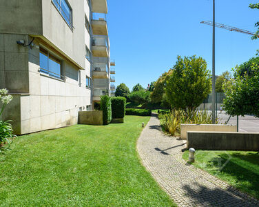 Apartamento T3 Duplex, com estacionamento e piscina comum, no Porto