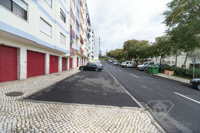 Apartamento T1+1, próximo dos acessos a Lisboa e Sintra, em Belas