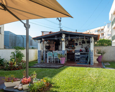 Moradia T3+1, com cozinha equipada, áreas amplas e jardim, em Braga