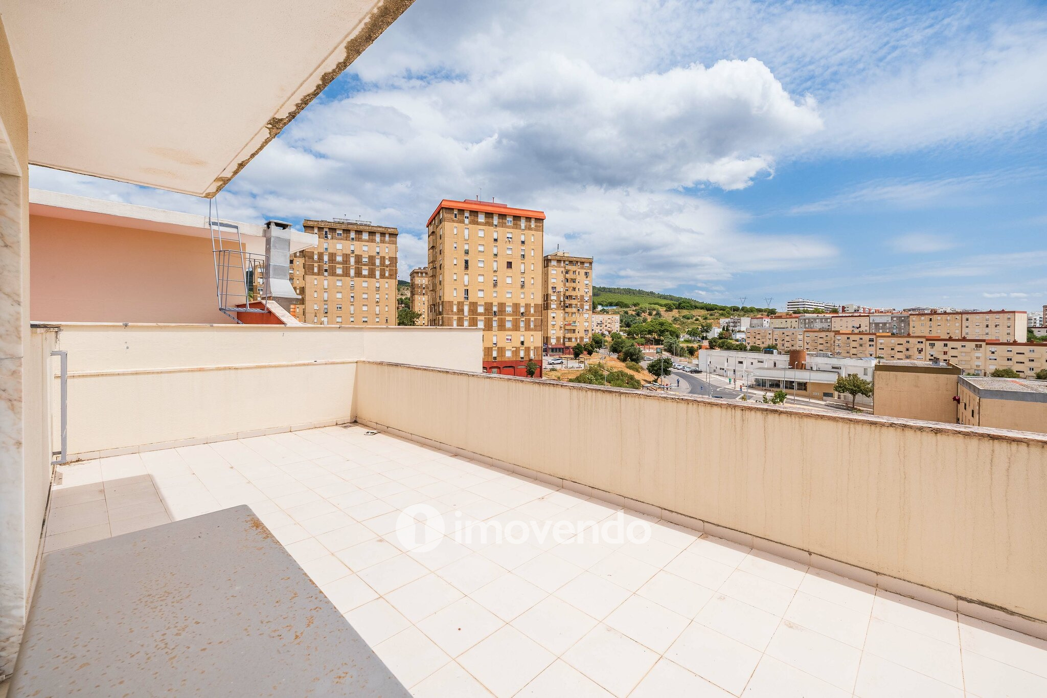 Apartamento T2, com estacionamento e arrecadação, em Vialonga