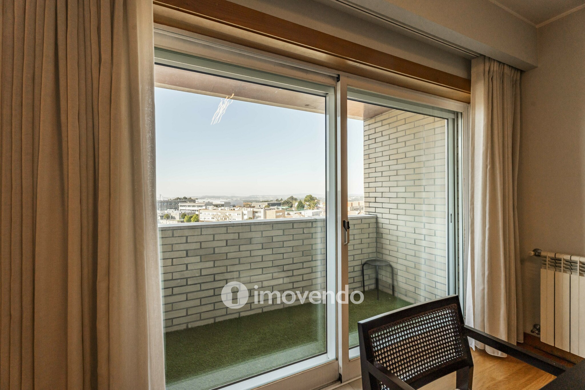 Apartamento T3 com áreas amplas e garagem, na Maia