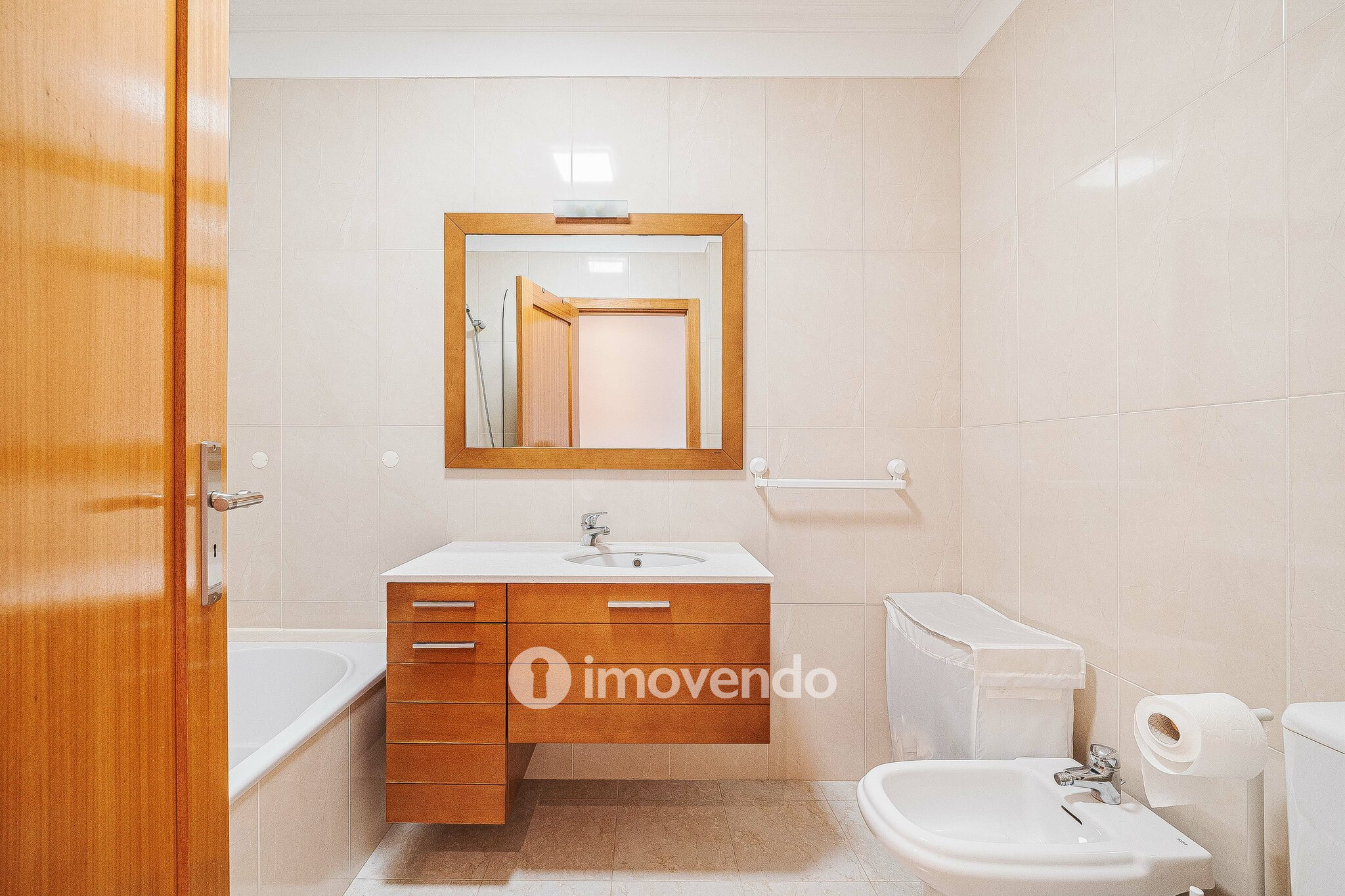 Apartamento T2, com estacionamento e arrecadação, em Vialonga