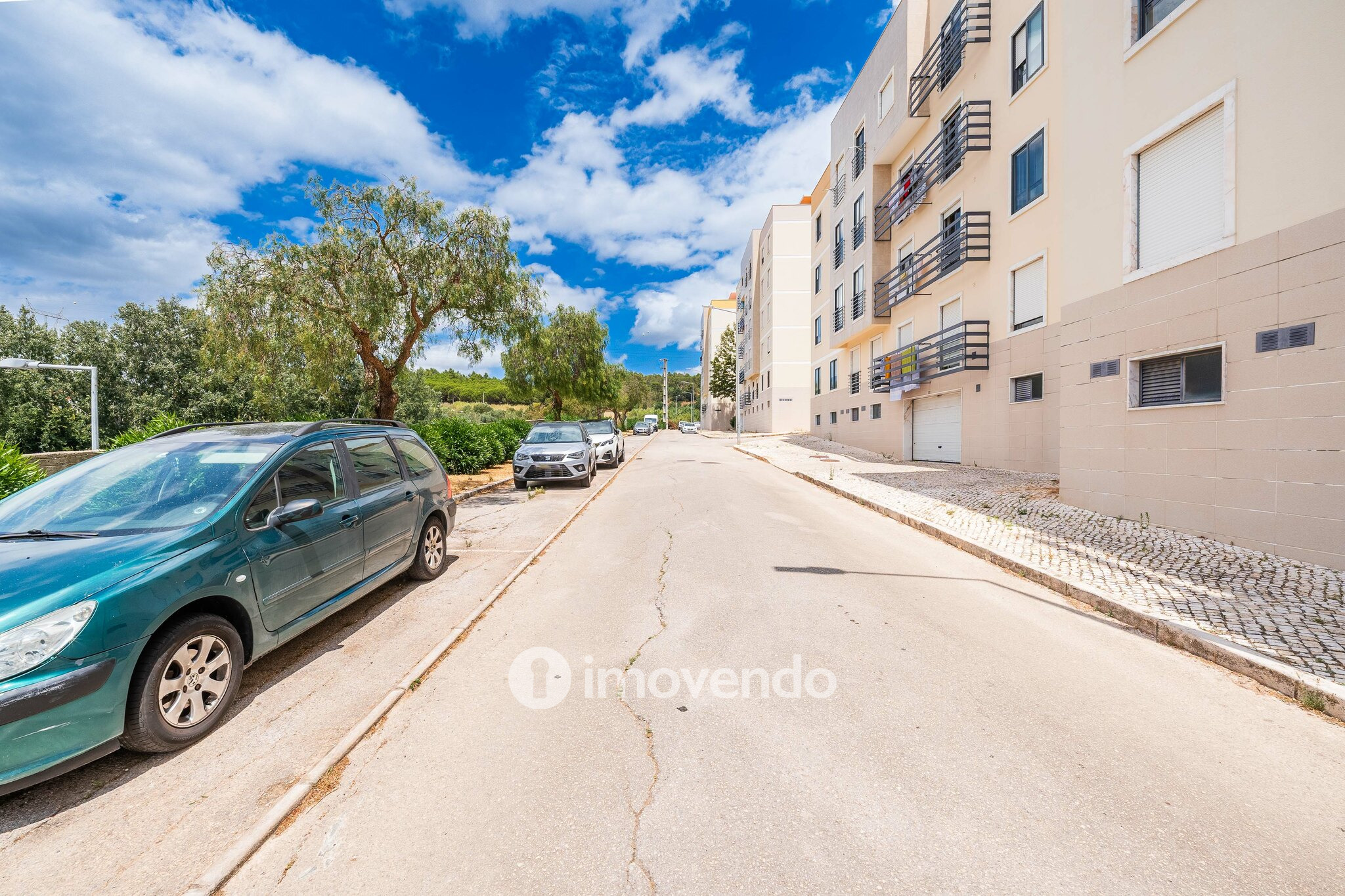 Apartamento T2, com estacionamento e arrecadação, em Vialonga