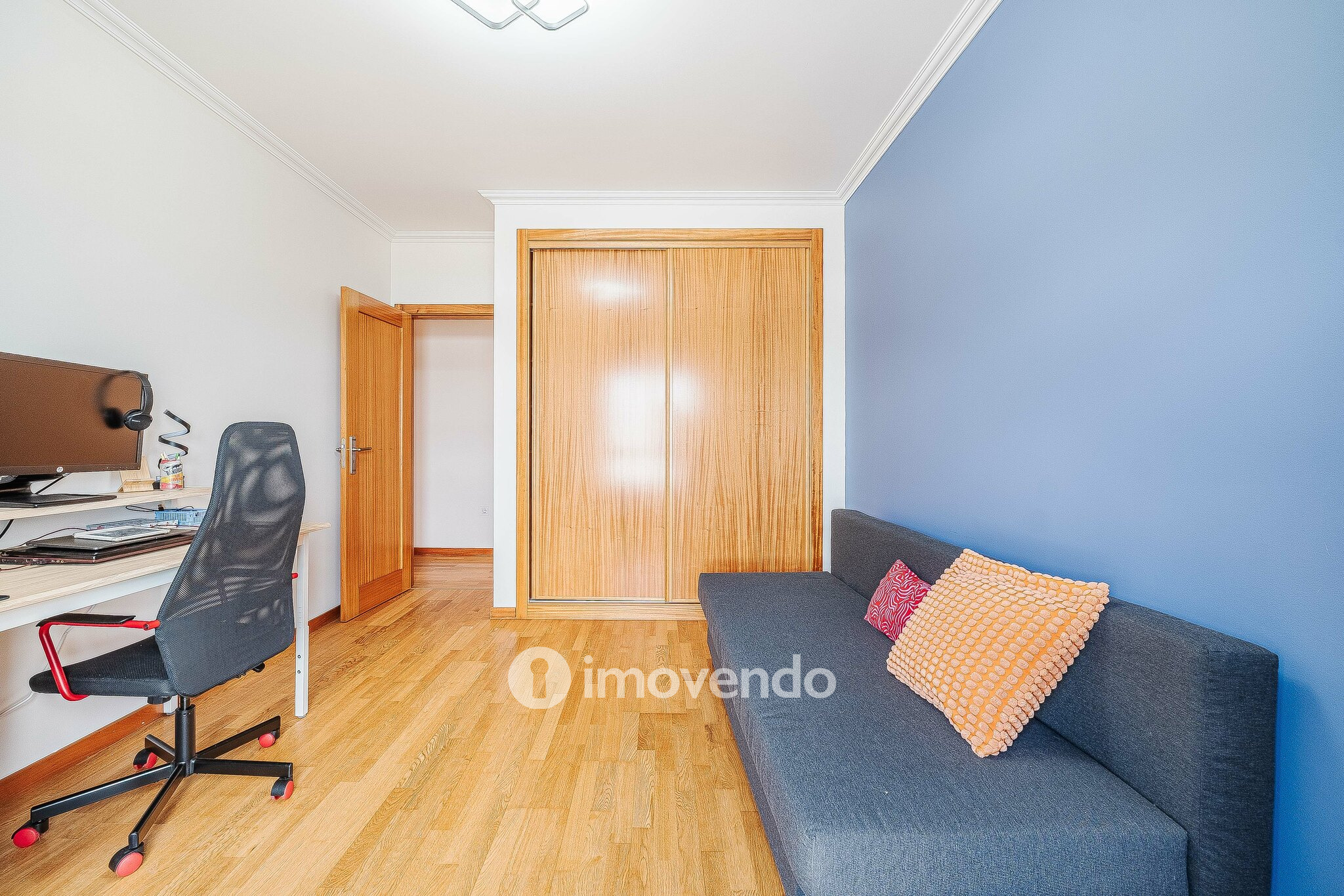 Apartamento T2, com estacionamento e arrecadação, em Vialonga