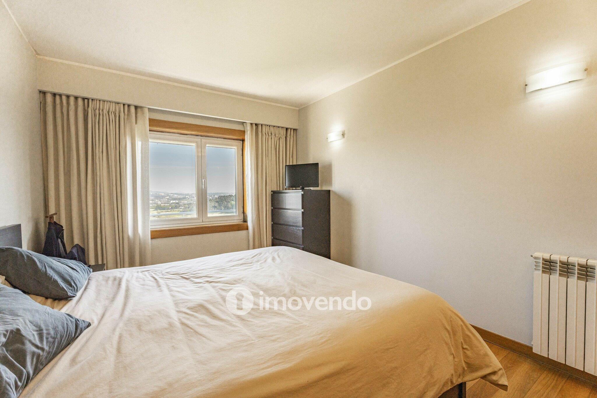 Apartamento T3 com áreas amplas e garagem, na Maia