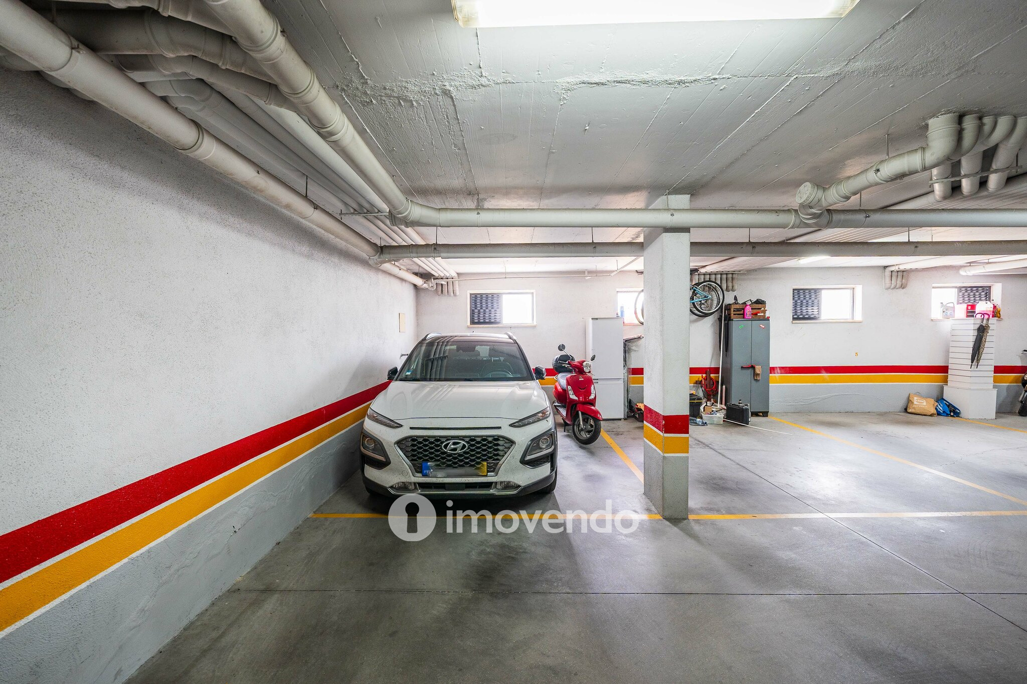 Apartamento T2, com estacionamento e arrecadação, em Vialonga