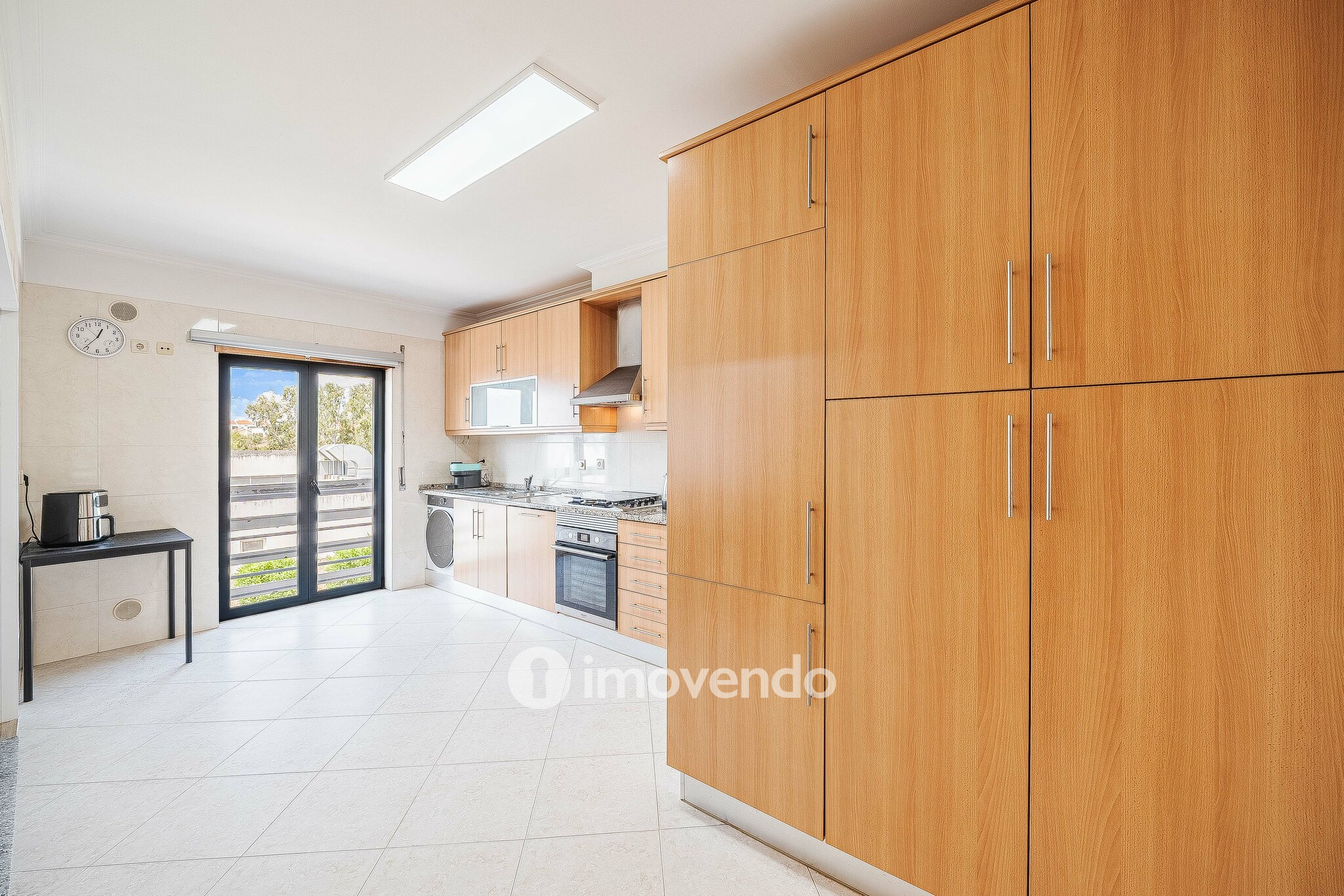 Apartamento T2, com estacionamento e arrecadação, em Vialonga