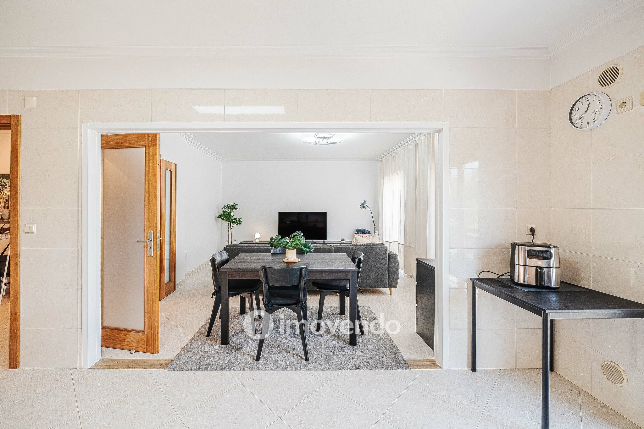 Apartamento T2, com estacionamento e arrecadação, em Vialonga