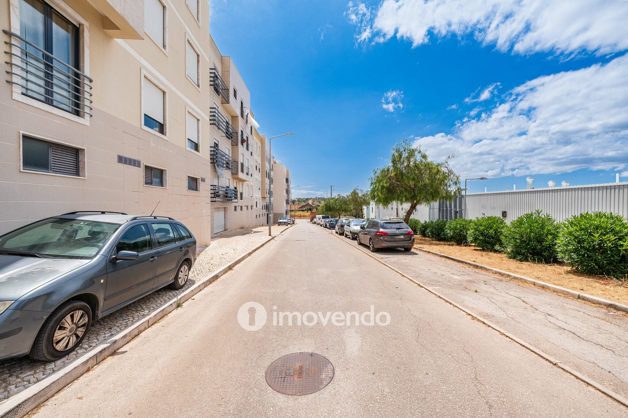 Apartamento T2, com estacionamento e arrecadação, em Vialonga