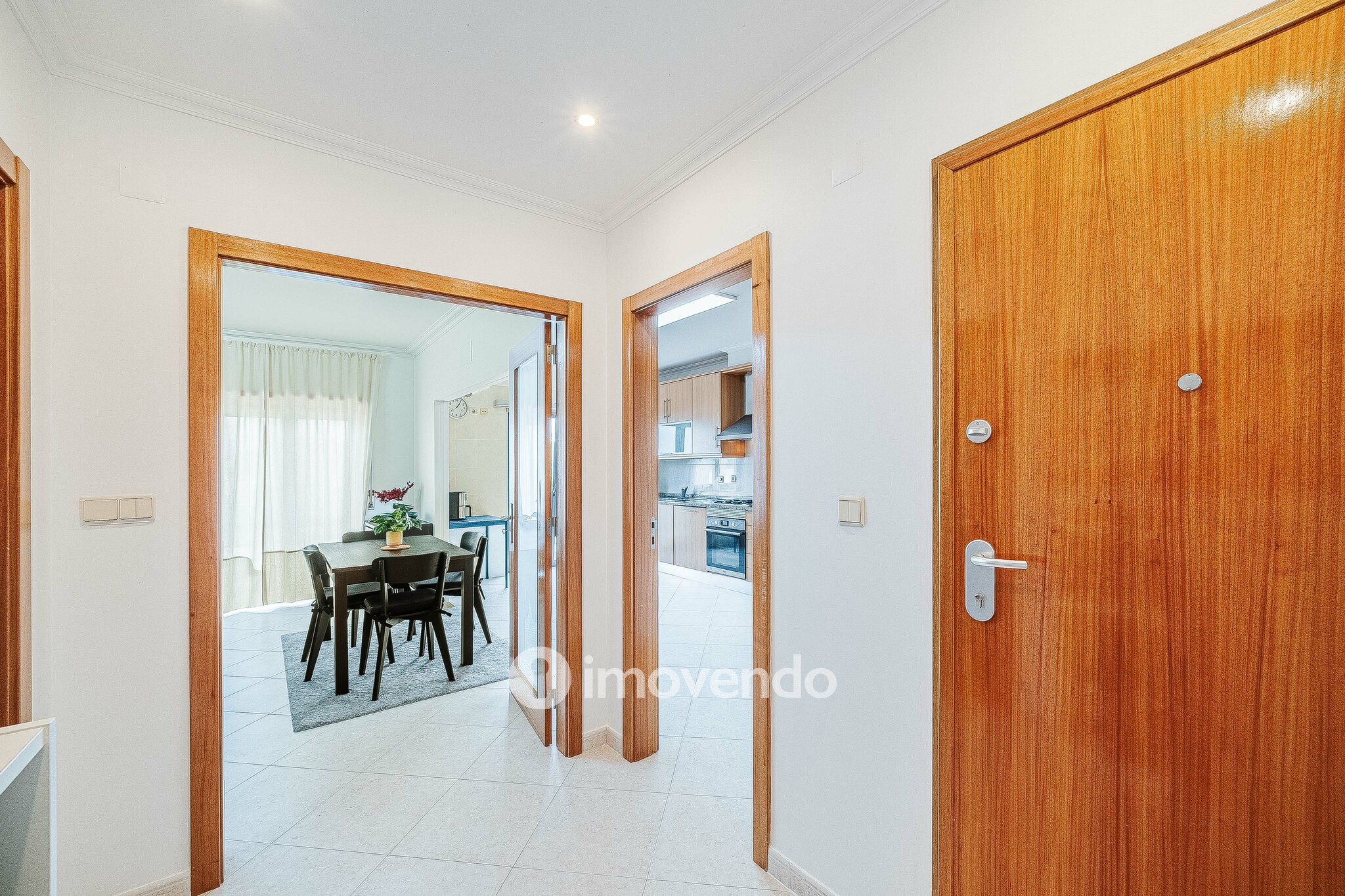 Apartamento T2, com estacionamento e arrecadação, em Vialonga