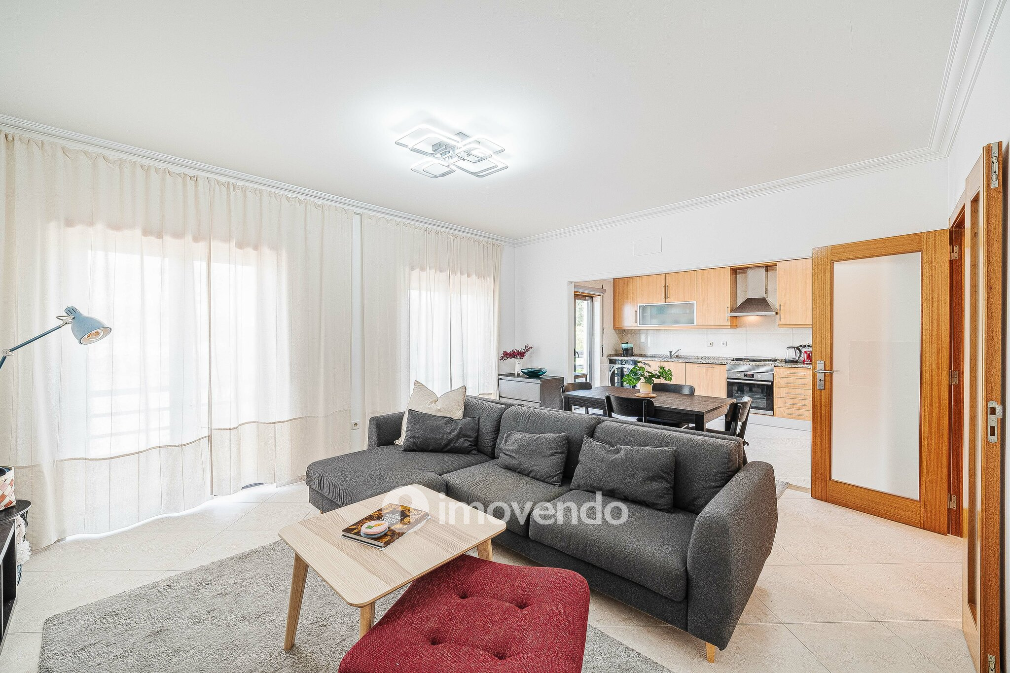 Apartamento T2, com estacionamento e arrecadação, em Vialonga
