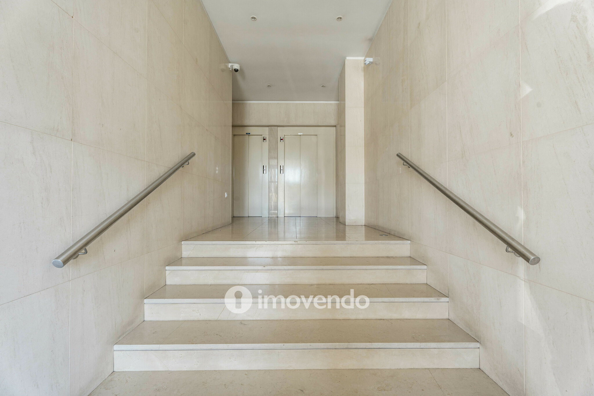 Apartamento T3 com áreas amplas e garagem, na Maia