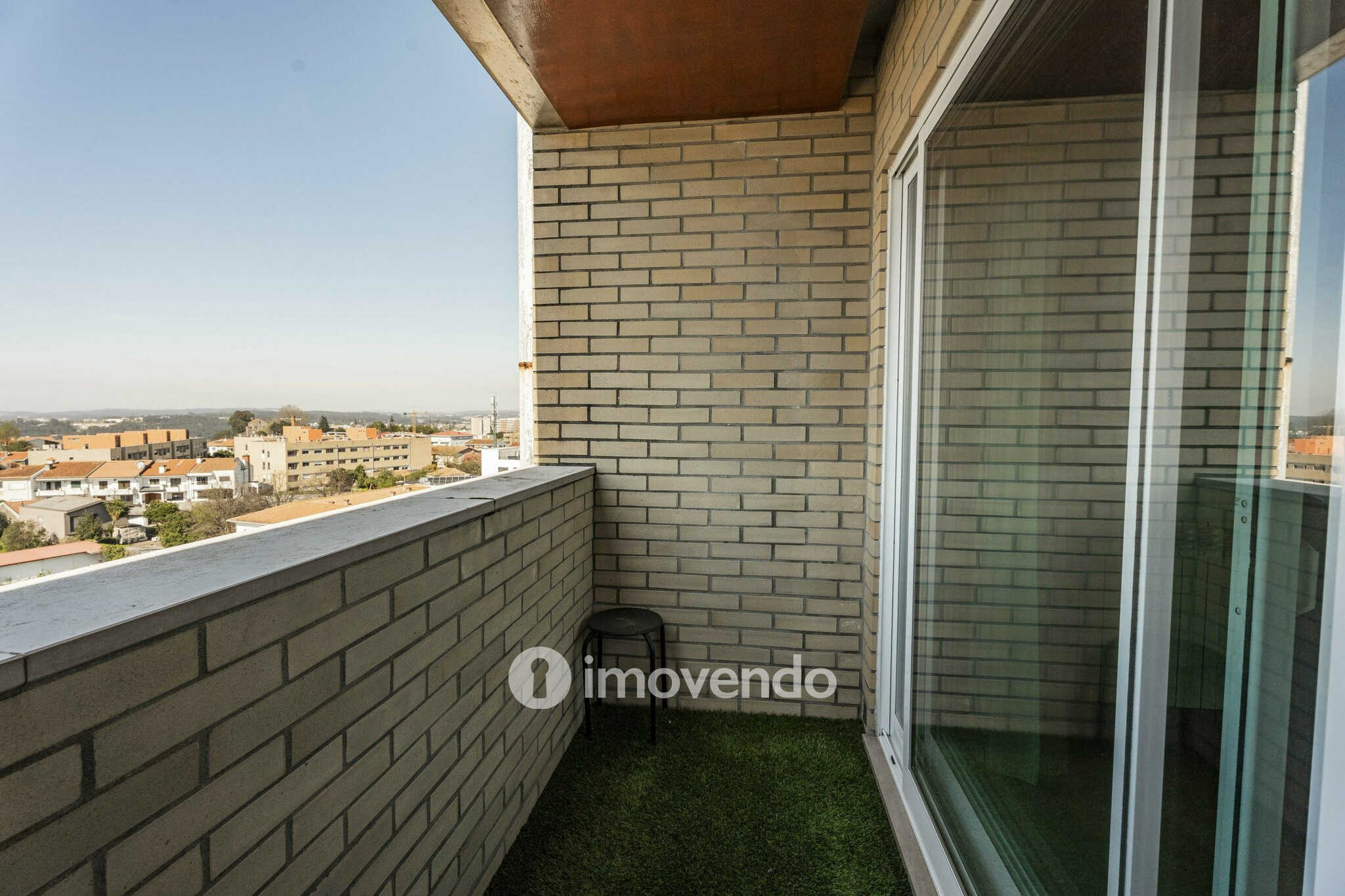 Apartamento T3 com áreas amplas e garagem, na Maia