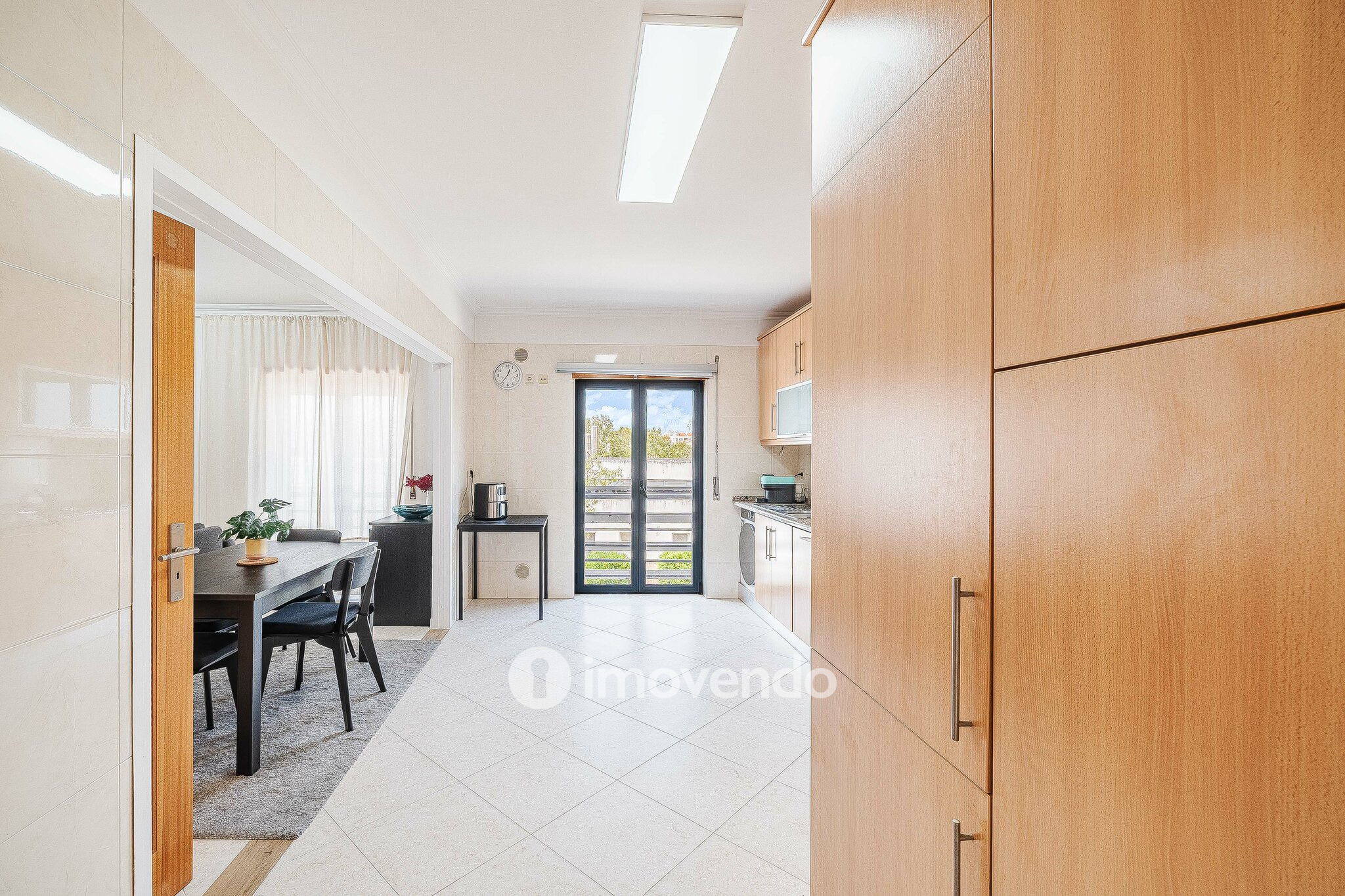 Apartamento T2, com estacionamento e arrecadação, em Vialonga