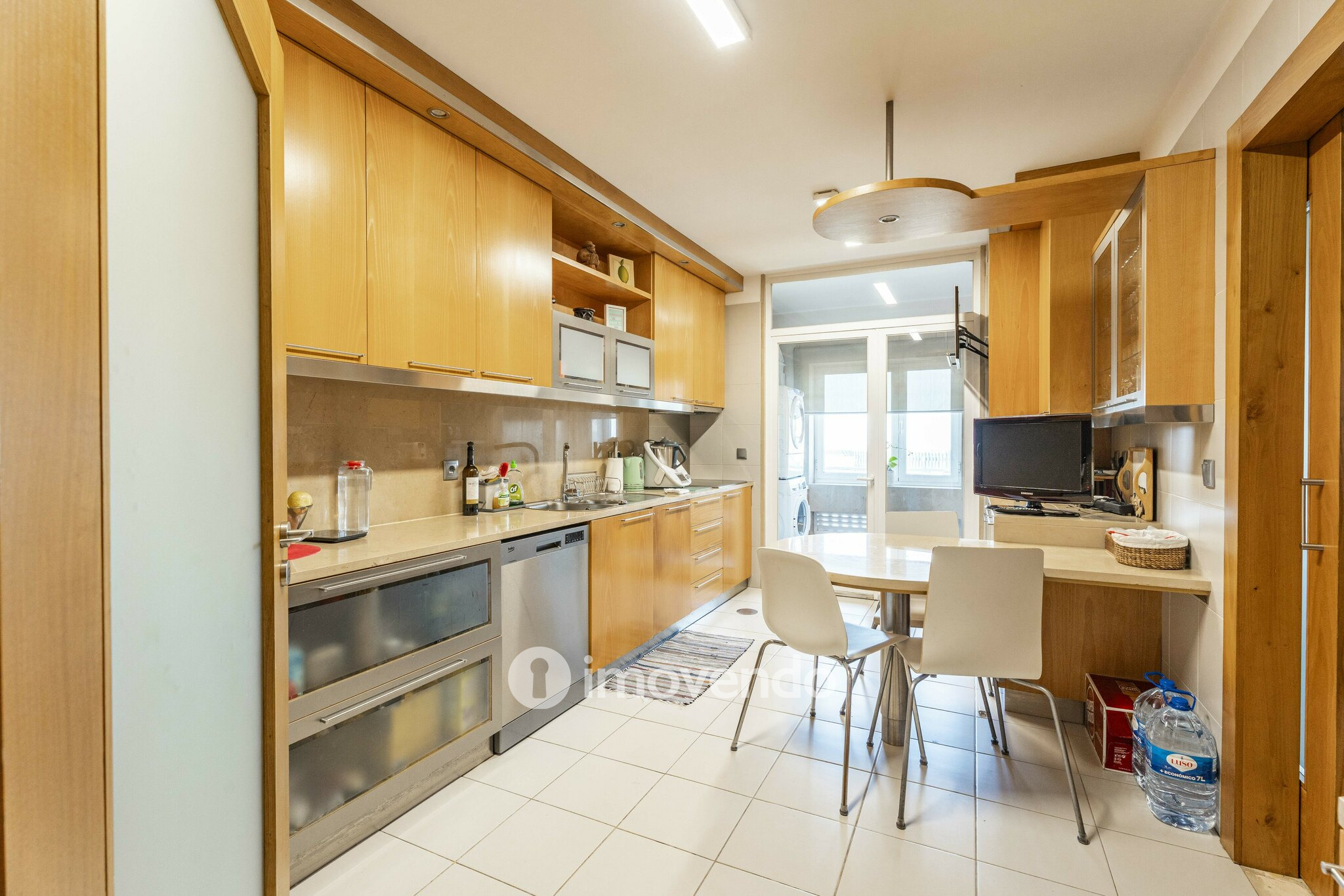 Apartamento T3 com áreas amplas e garagem, na Maia