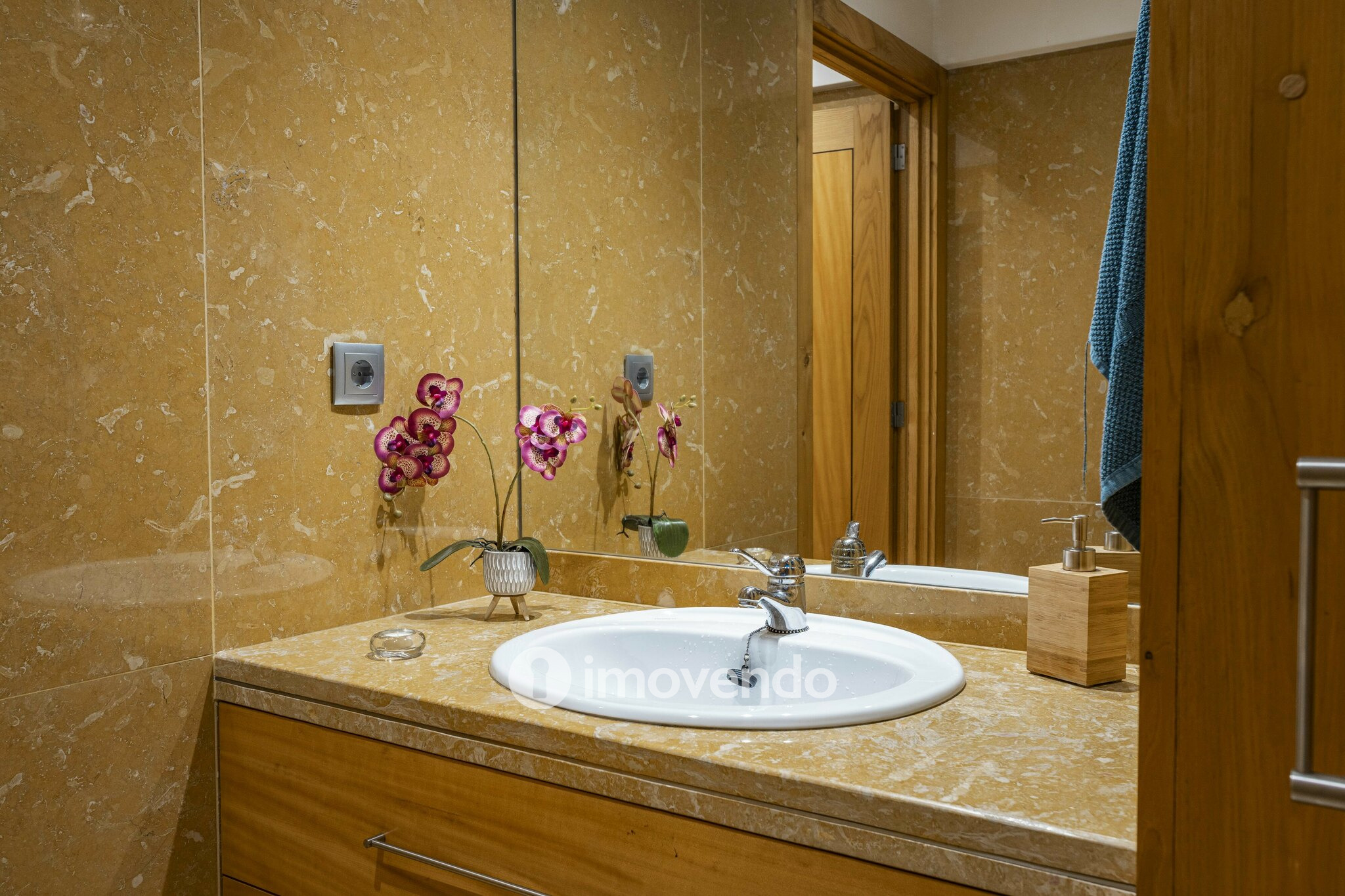 Apartamento T3 com áreas amplas e garagem, na Maia