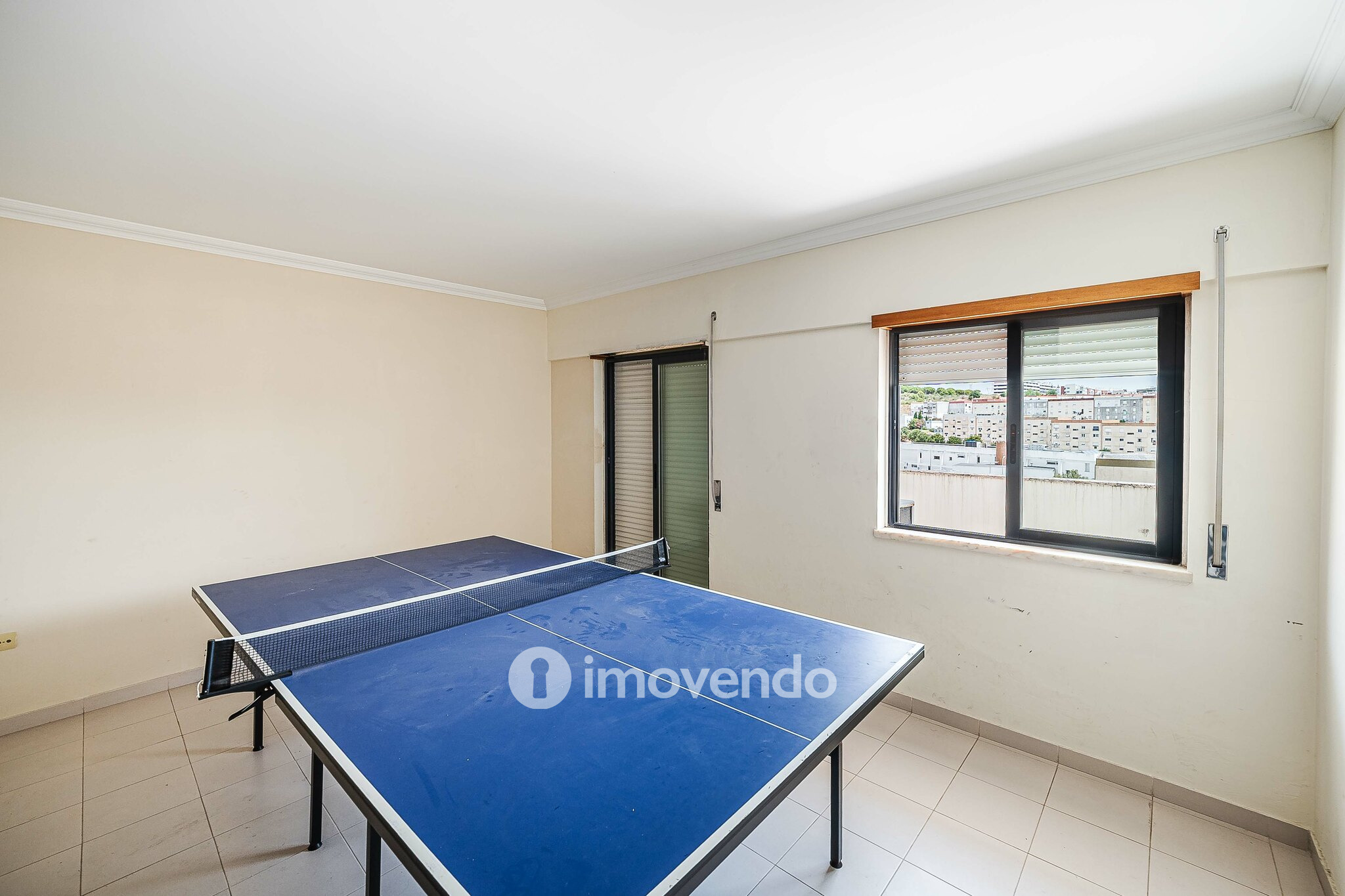 Apartamento T2, com estacionamento e arrecadação, em Vialonga