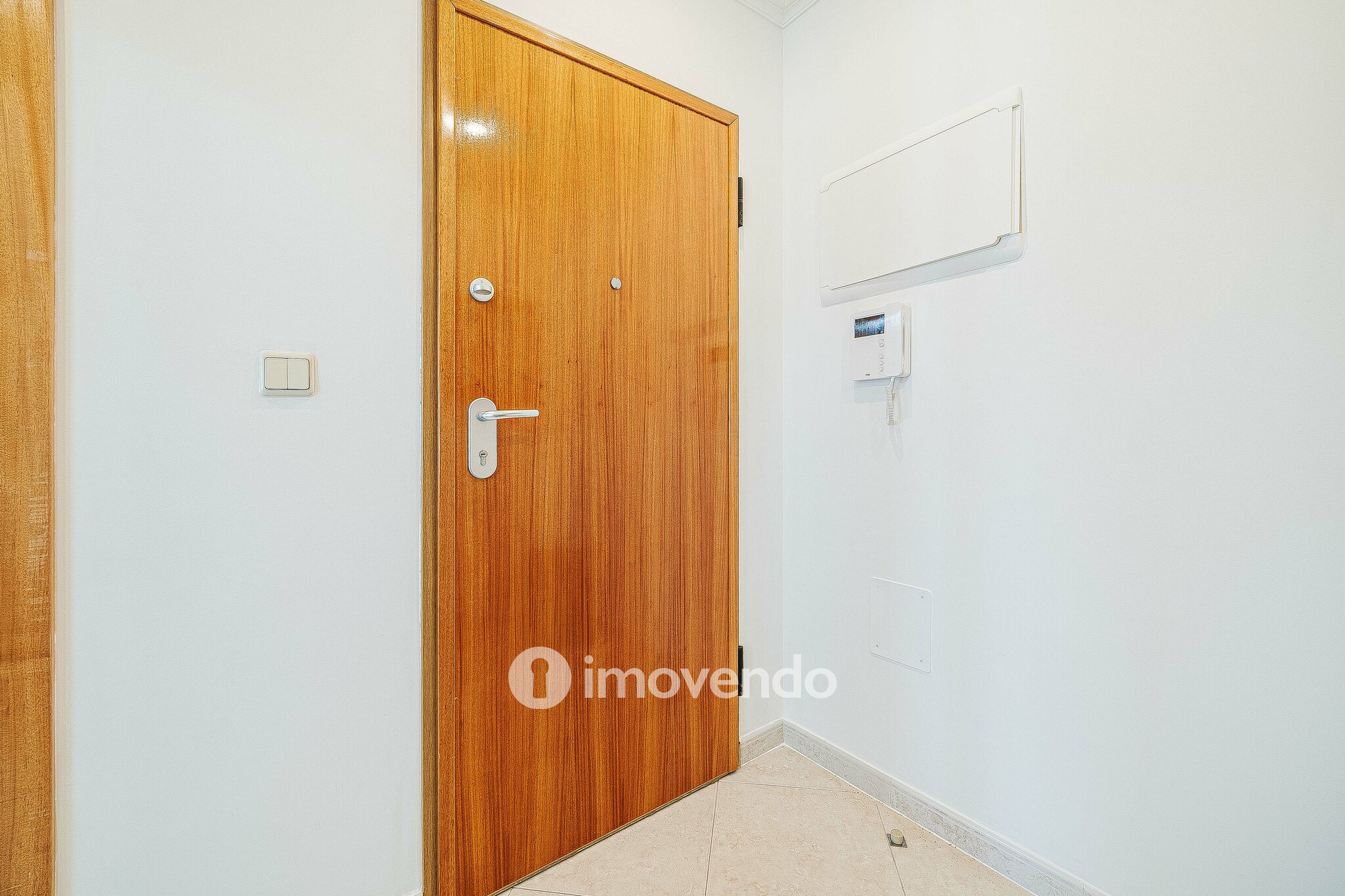 Apartamento T2, com estacionamento e arrecadação, em Vialonga