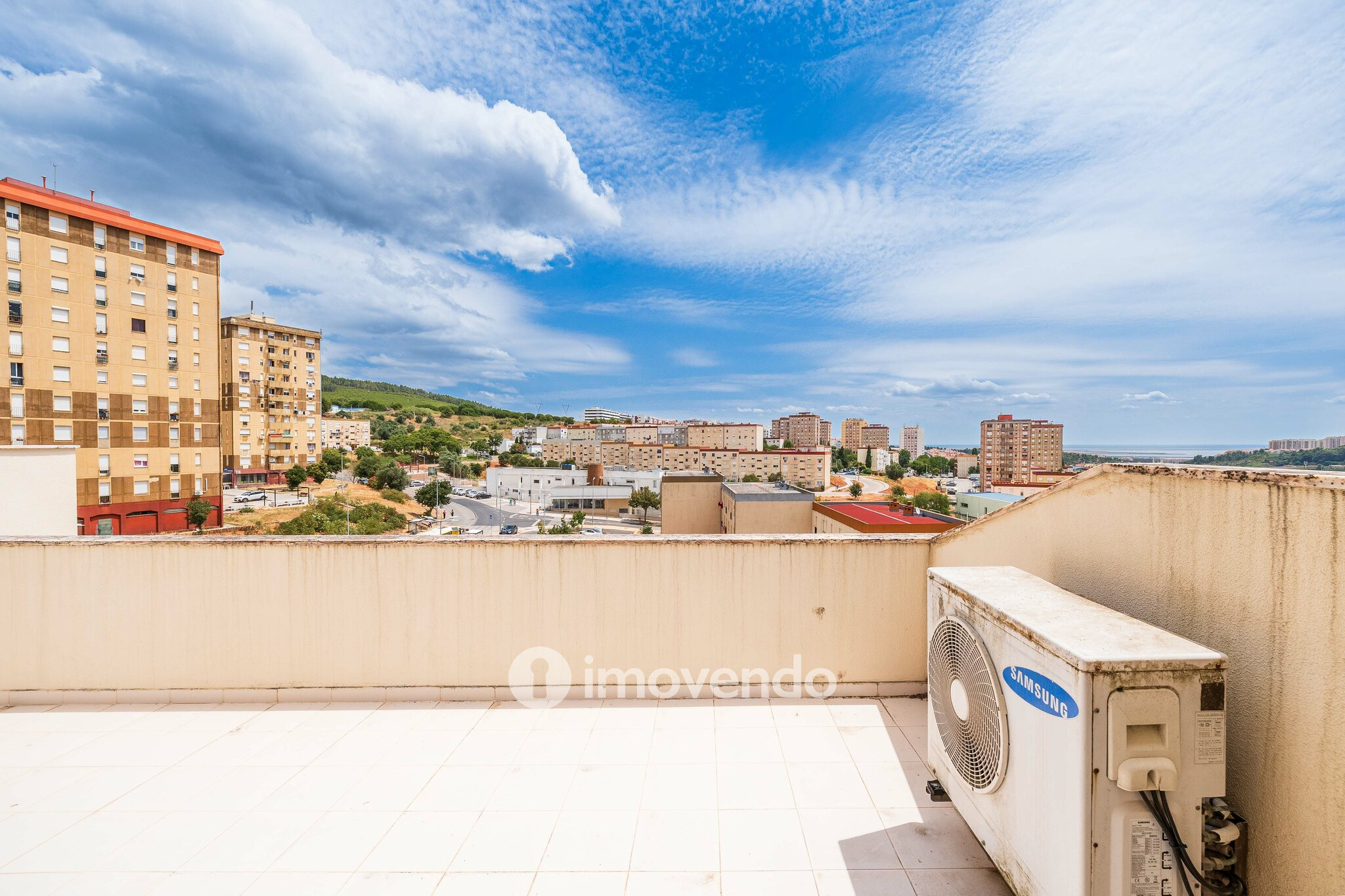 Apartamento T2, com estacionamento e arrecadação, em Vialonga