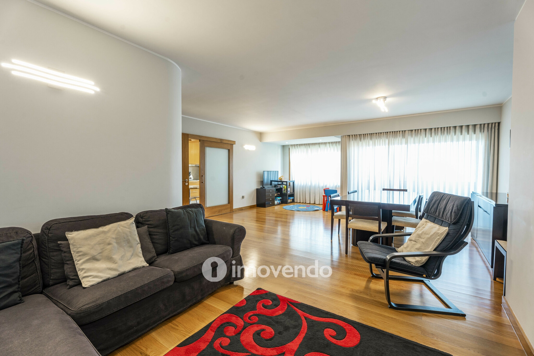 Apartamento T3 com áreas amplas e garagem, na Maia