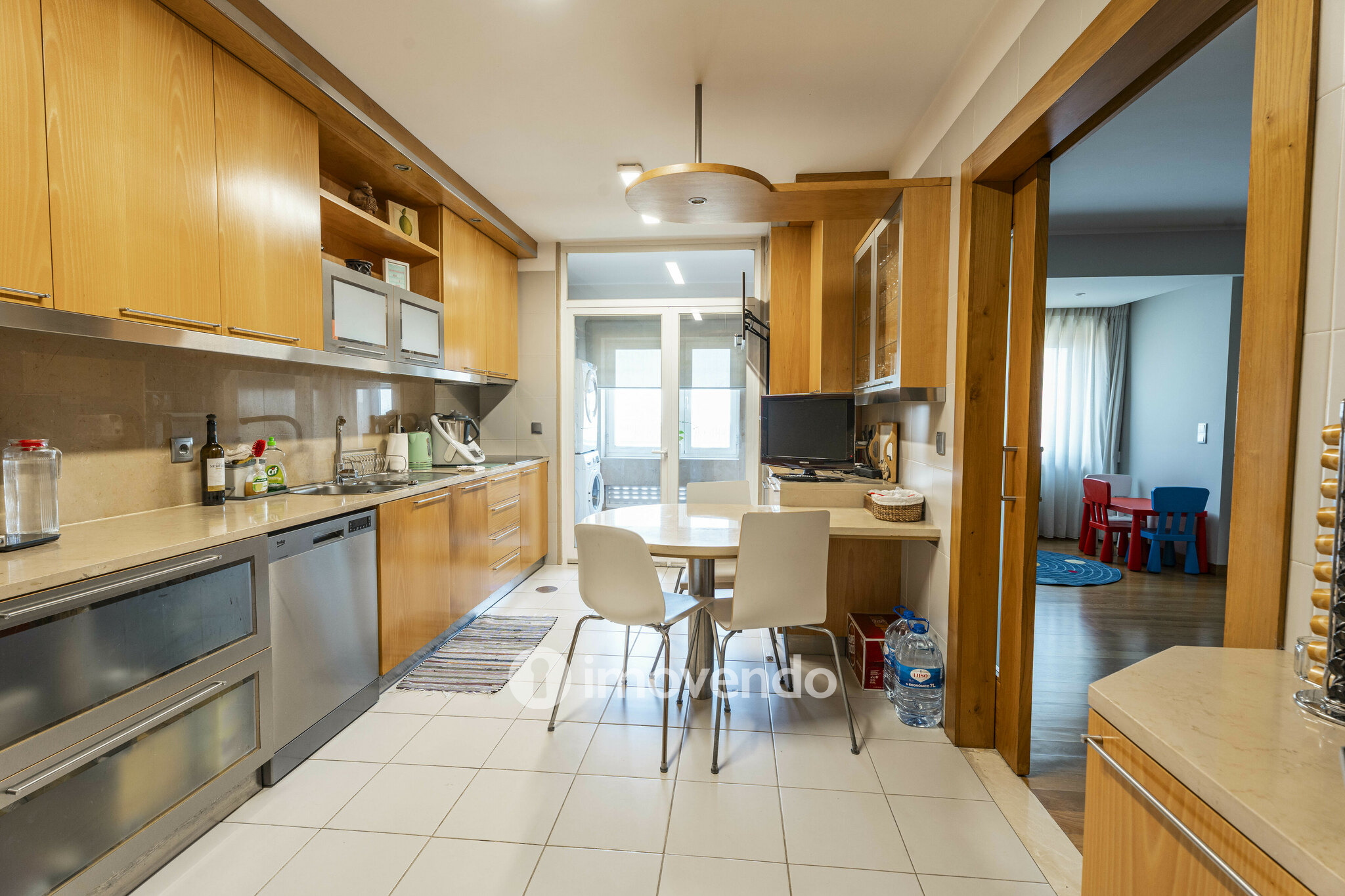 Apartamento T3 com áreas amplas e garagem, na Maia