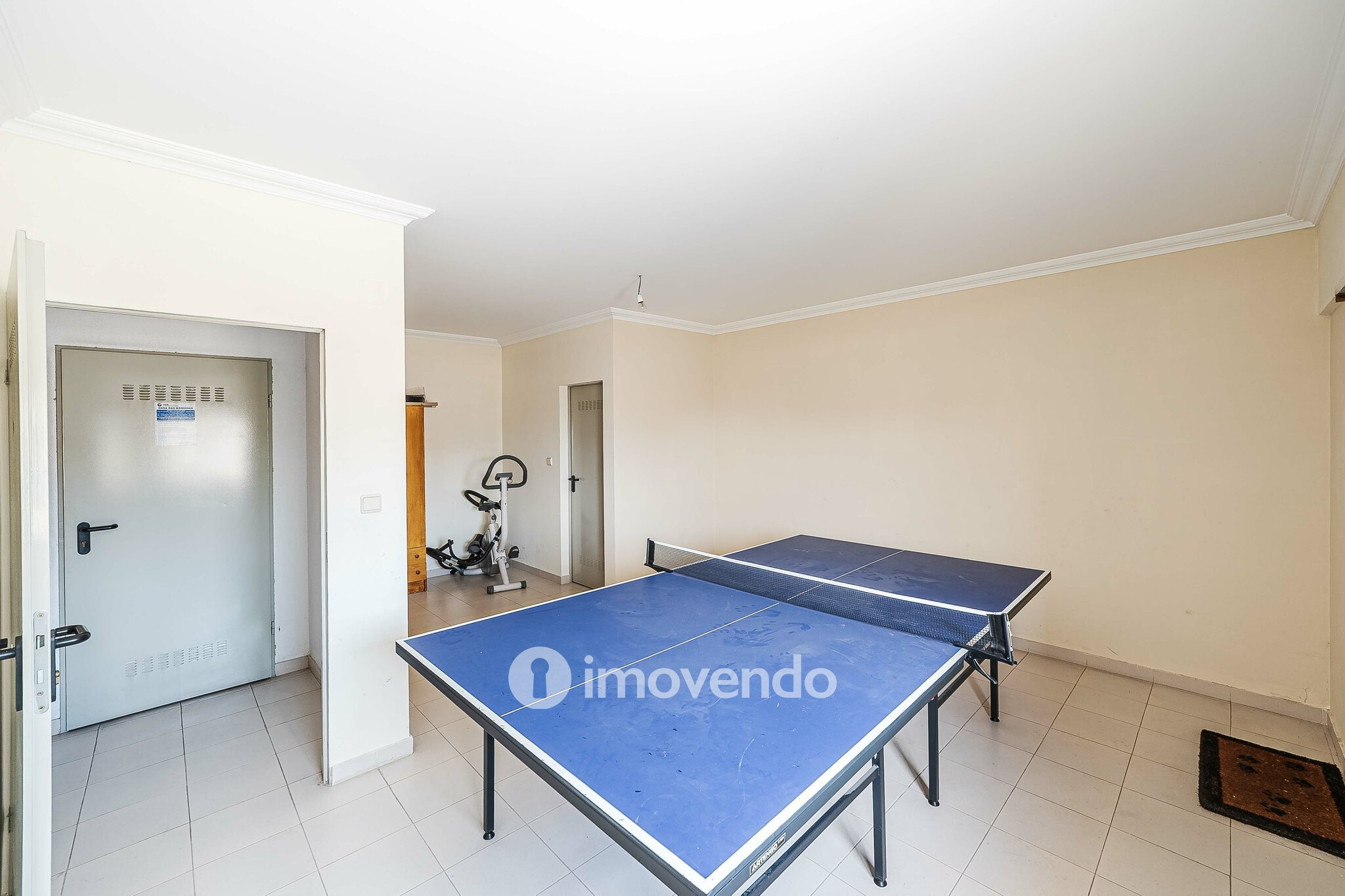 Apartamento T2, com estacionamento e arrecadação, em Vialonga