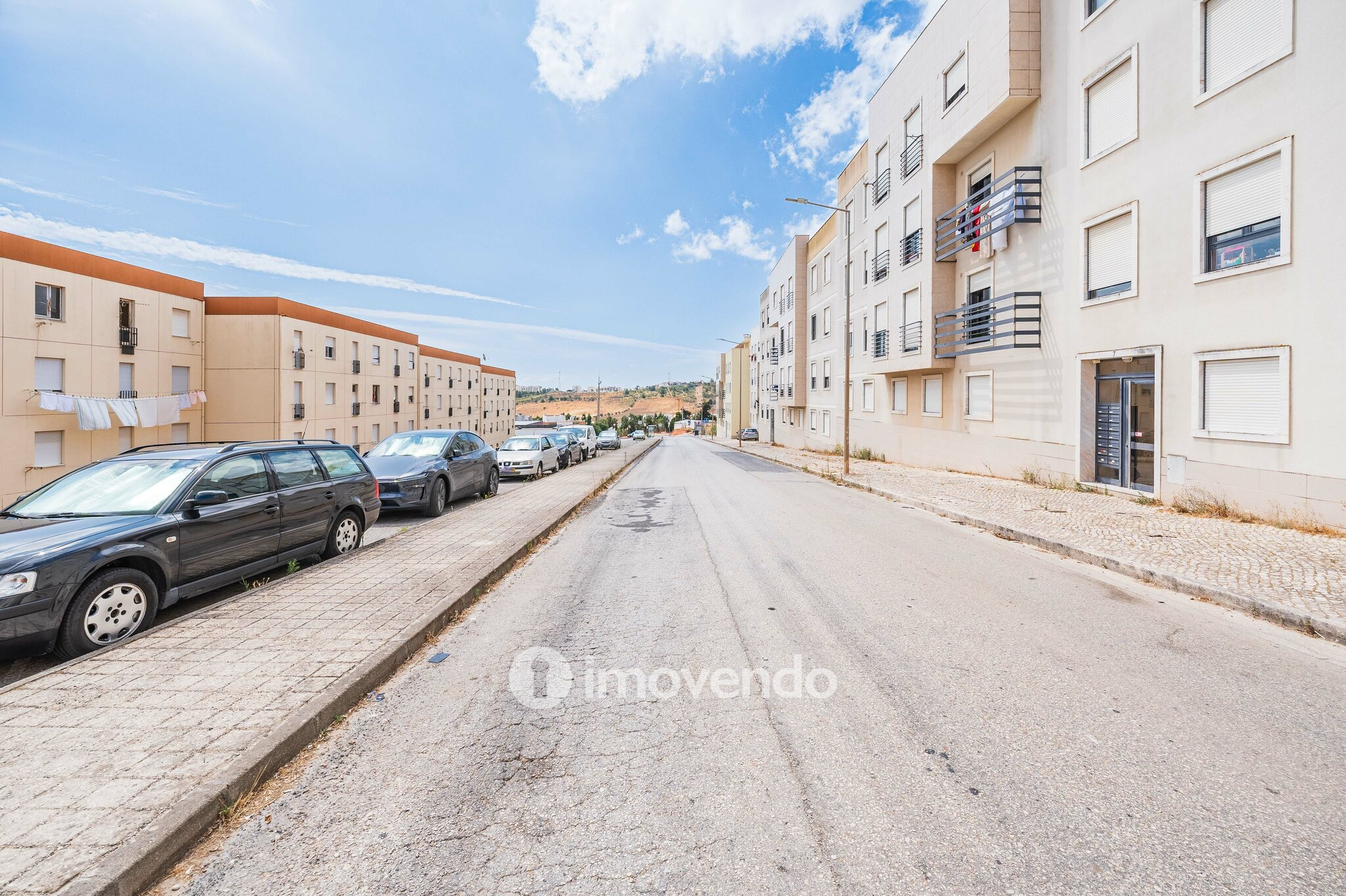 Apartamento T2, com estacionamento e arrecadação, em Vialonga