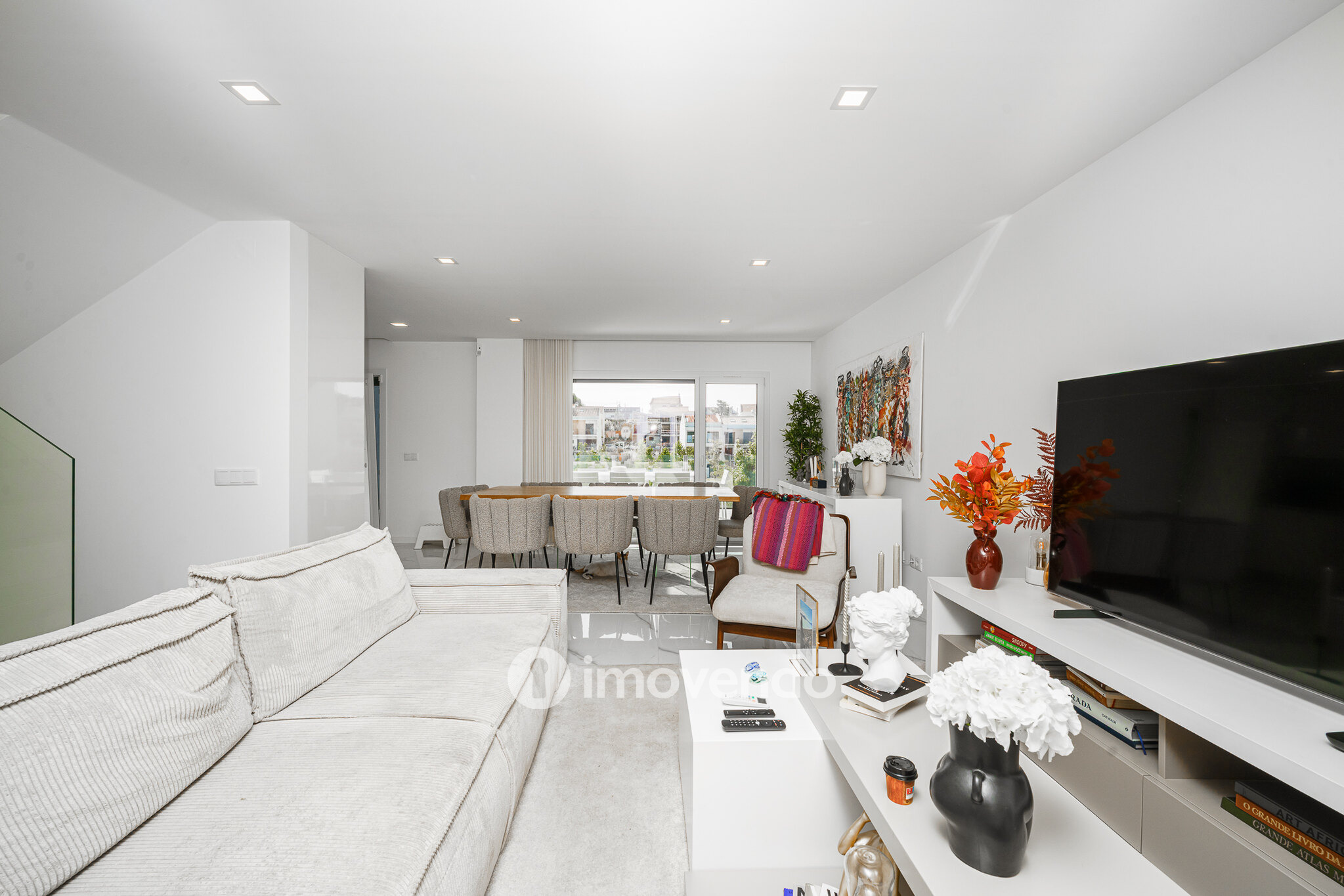 Moradia T3+1 moderna, com piscina e garagem, na Caparica