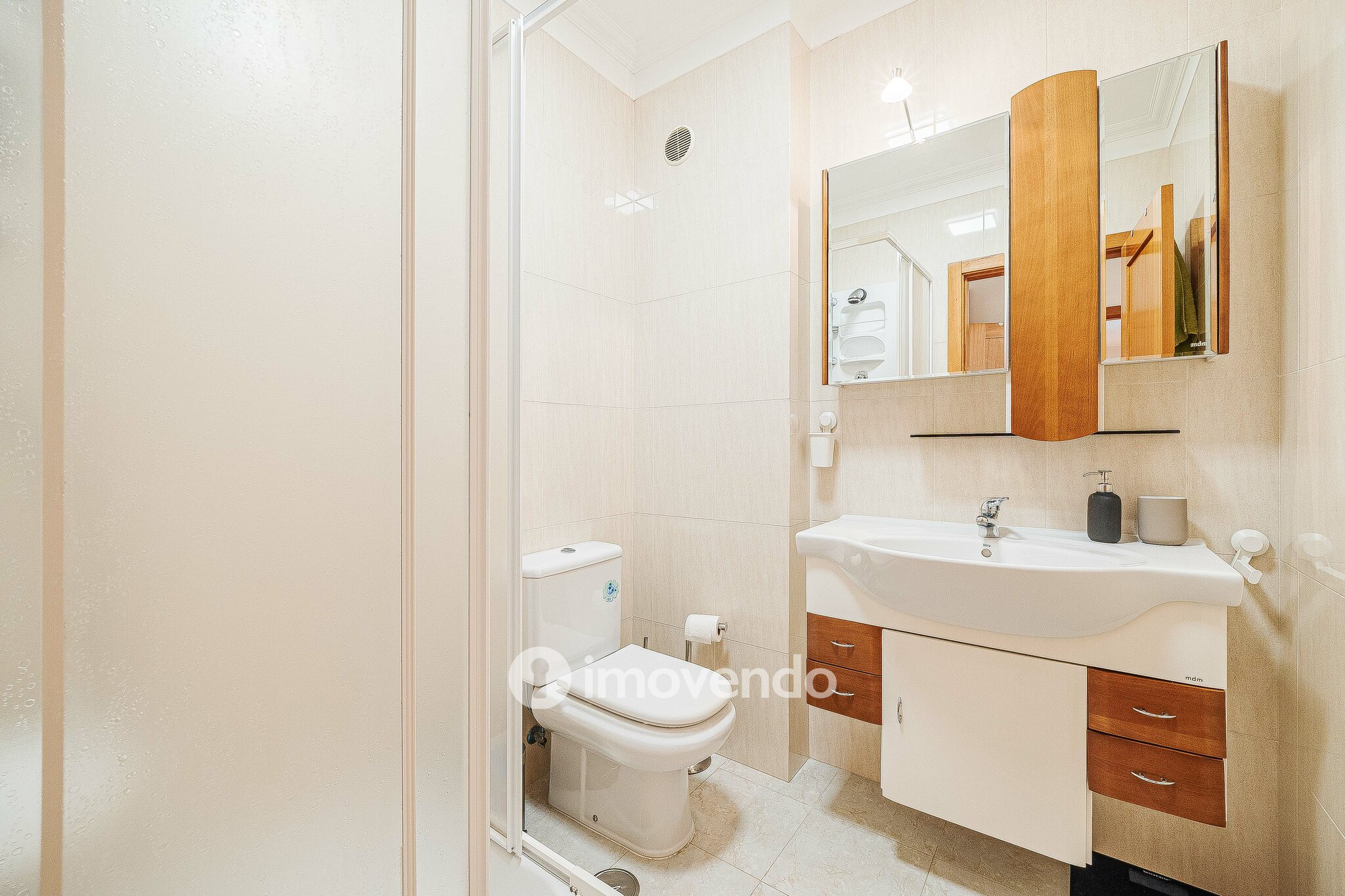 Apartamento T2, com estacionamento e arrecadação, em Vialonga