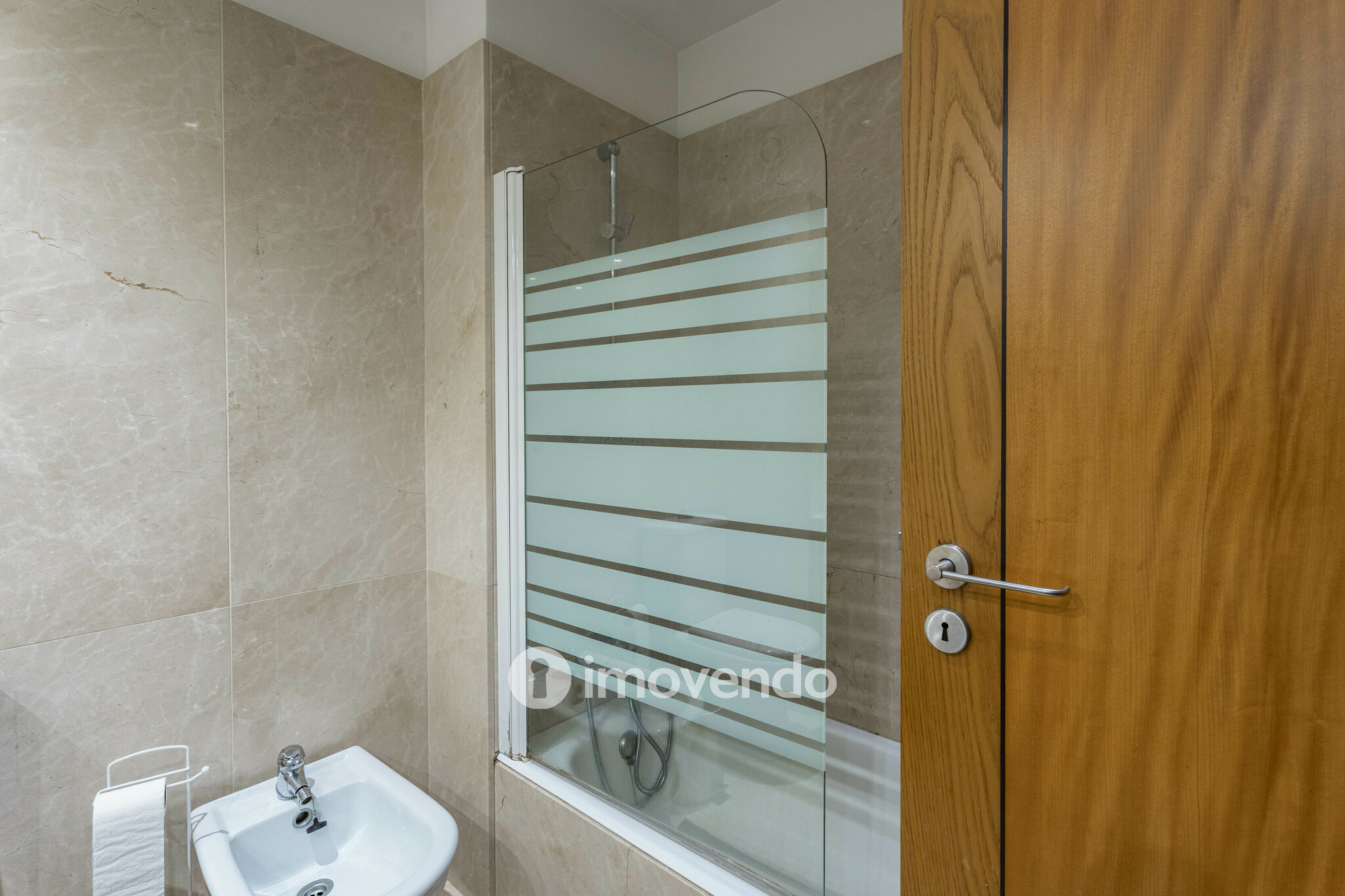 Apartamento T3 com áreas amplas e garagem, na Maia