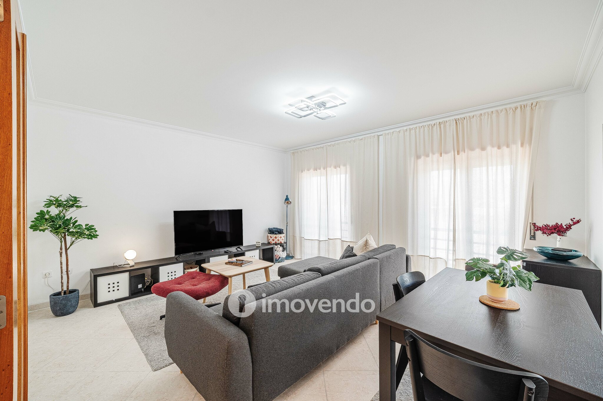 Apartamento T2, com estacionamento e arrecadação, em Vialonga
