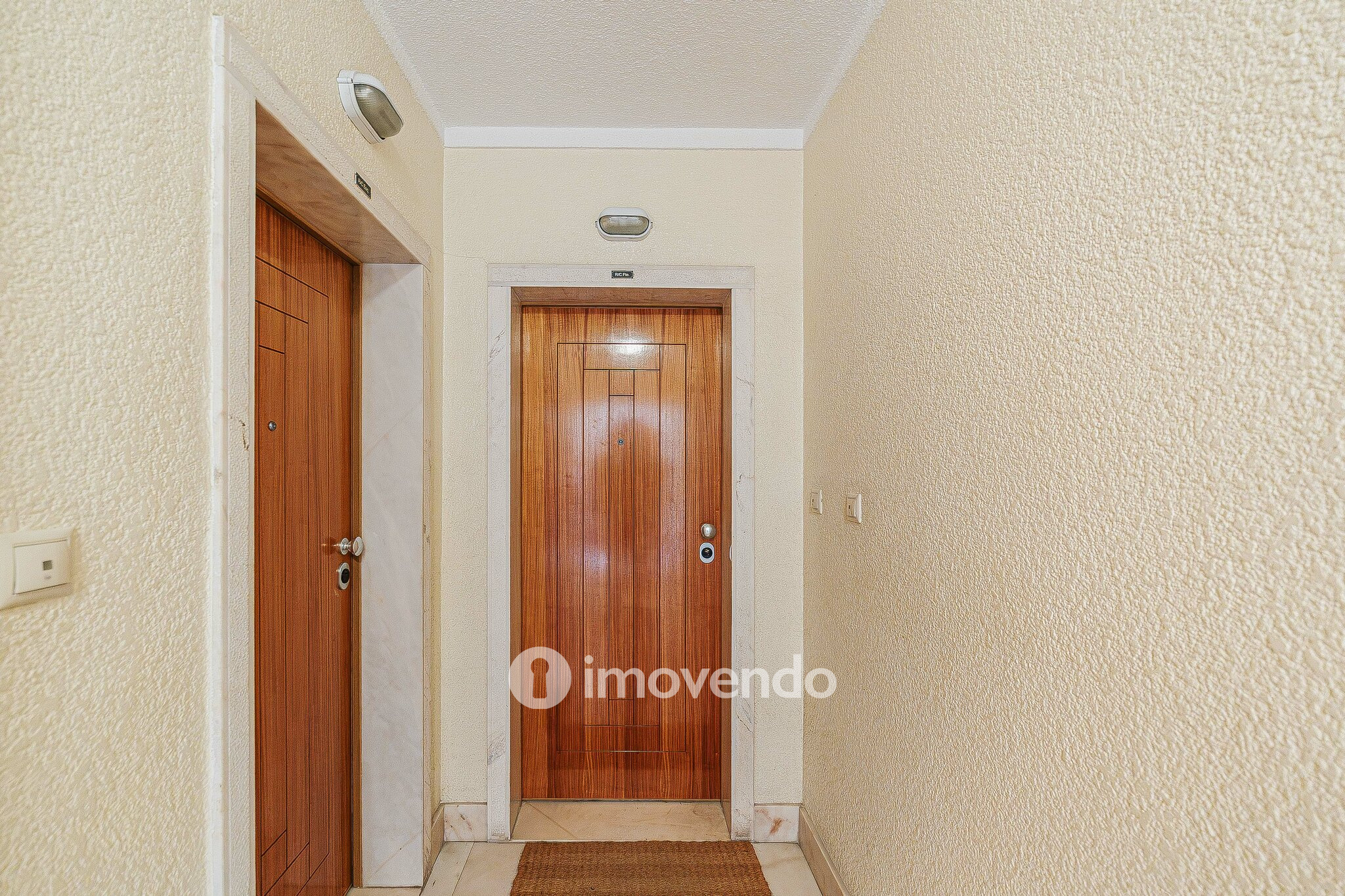 Apartamento T2, com estacionamento e arrecadação, em Vialonga