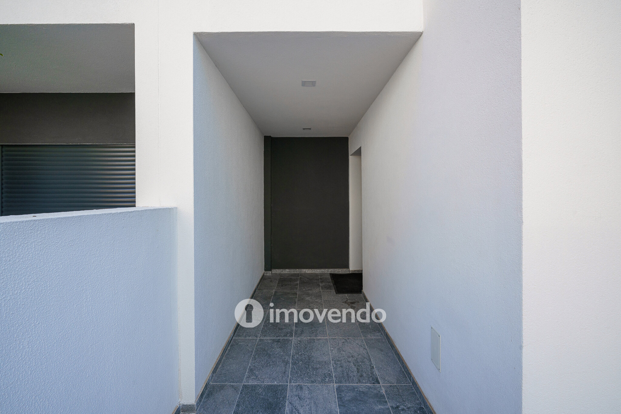 Moradia T3+1 moderna, com piscina e garagem, na Caparica