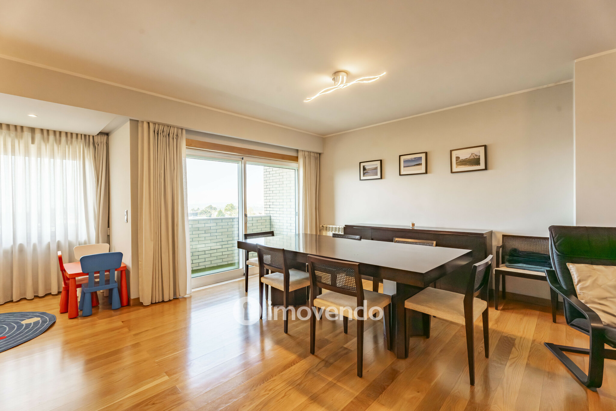 Apartamento T3 com áreas amplas e garagem, na Maia