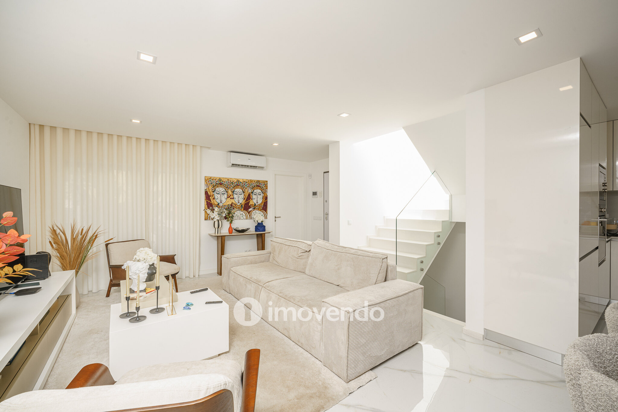 Moradia T3+1 moderna, com piscina e garagem, na Caparica