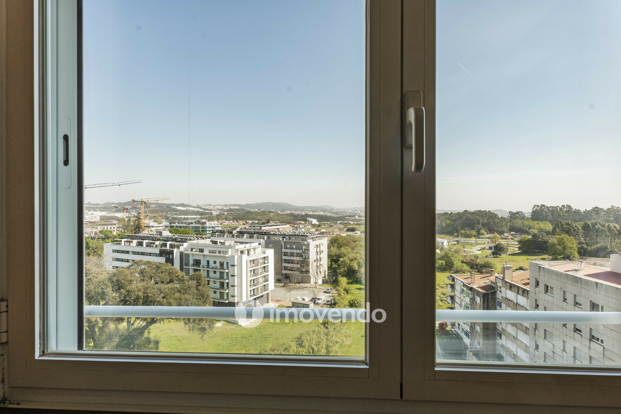 Apartamento T3 com áreas amplas e garagem, na Maia