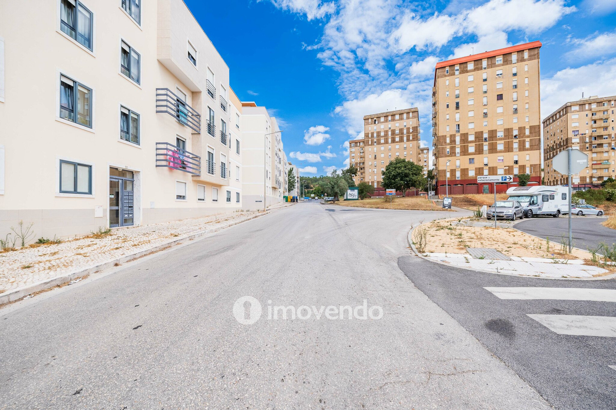 Apartamento T2, com estacionamento e arrecadação, em Vialonga