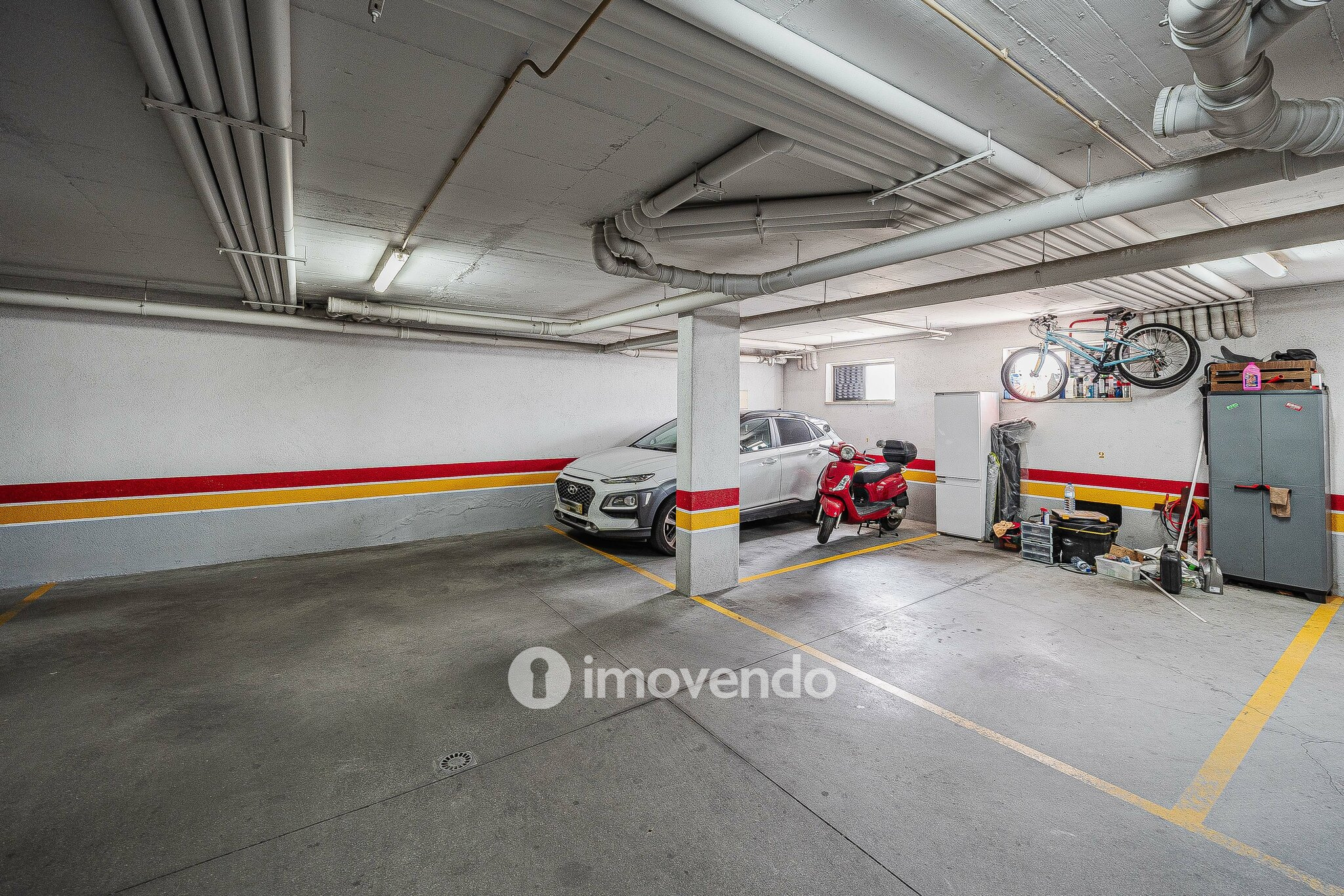 Apartamento T2, com estacionamento e arrecadação, em Vialonga