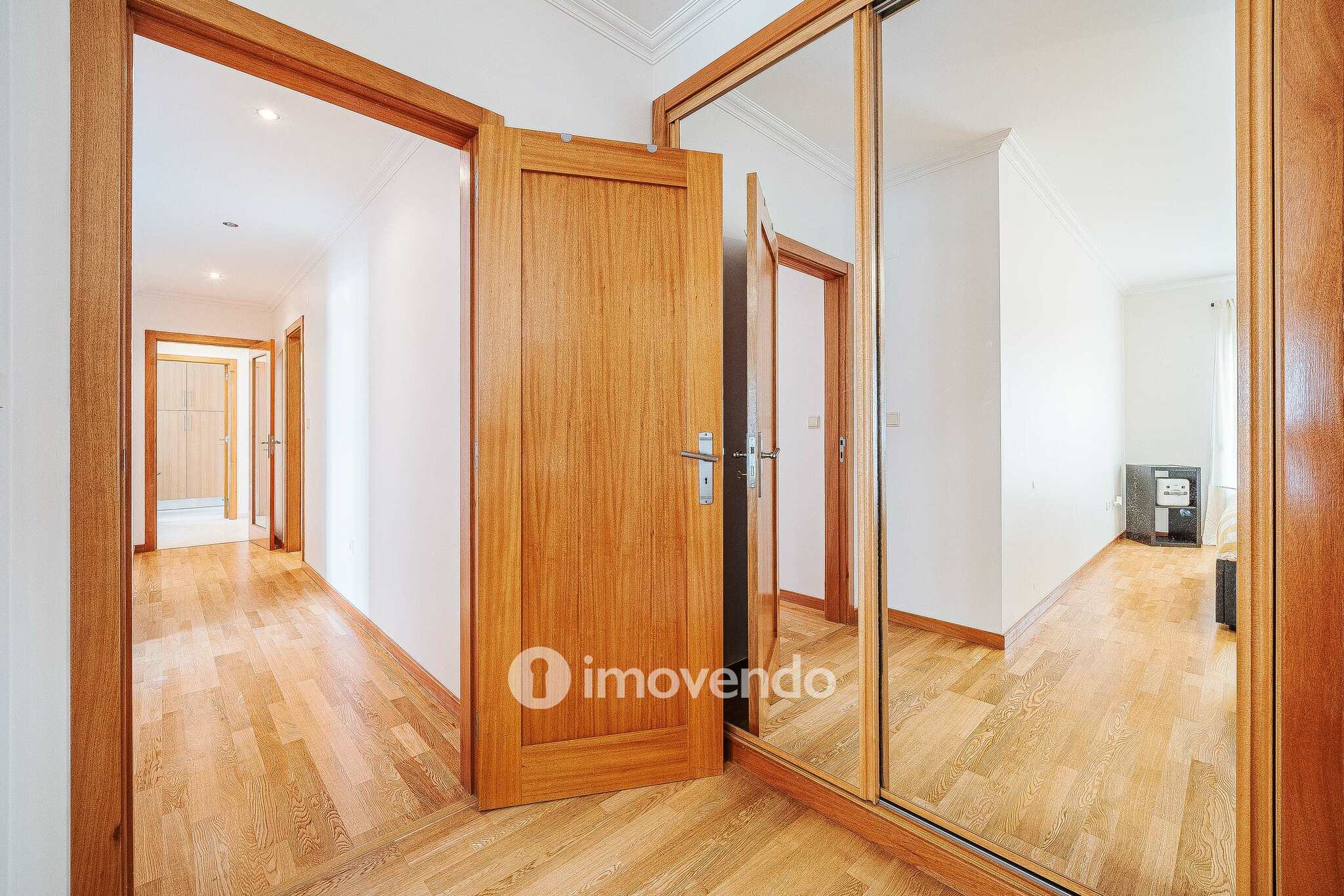 Apartamento T2, com estacionamento e arrecadação, em Vialonga