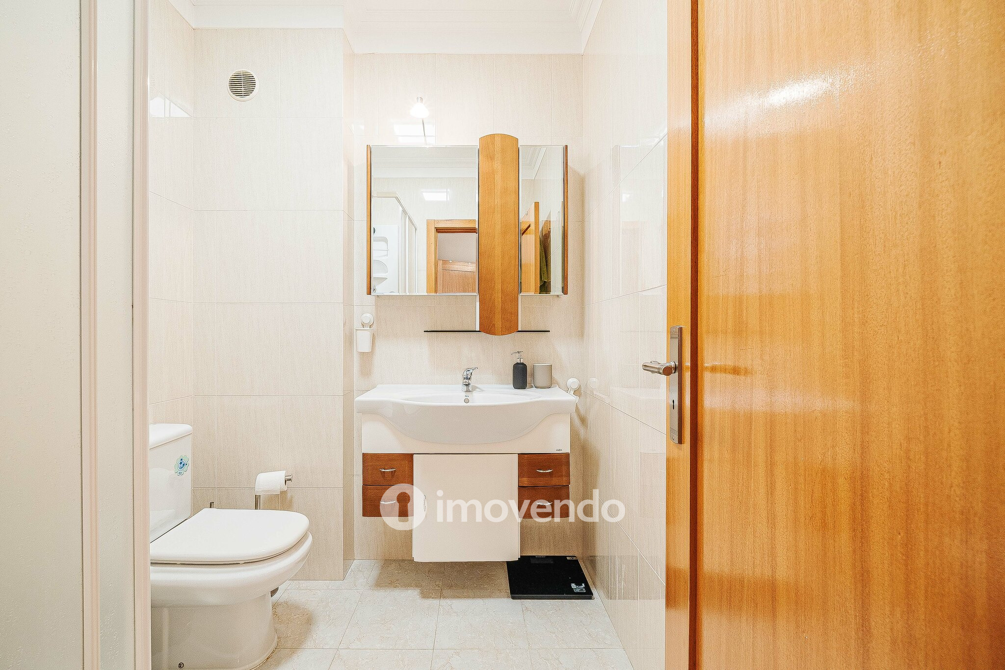 Apartamento T2, com estacionamento e arrecadação, em Vialonga