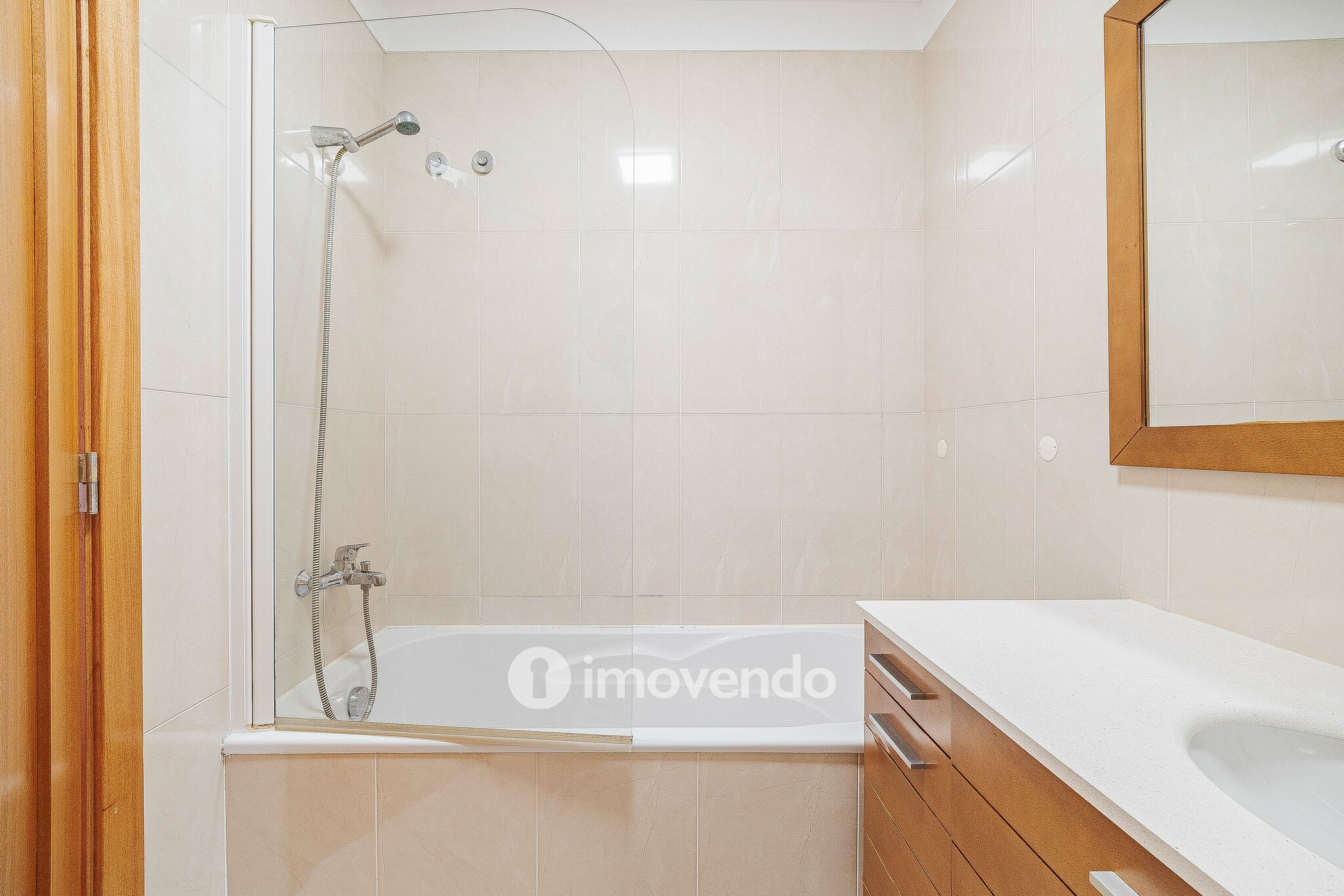 Apartamento T2, com estacionamento e arrecadação, em Vialonga