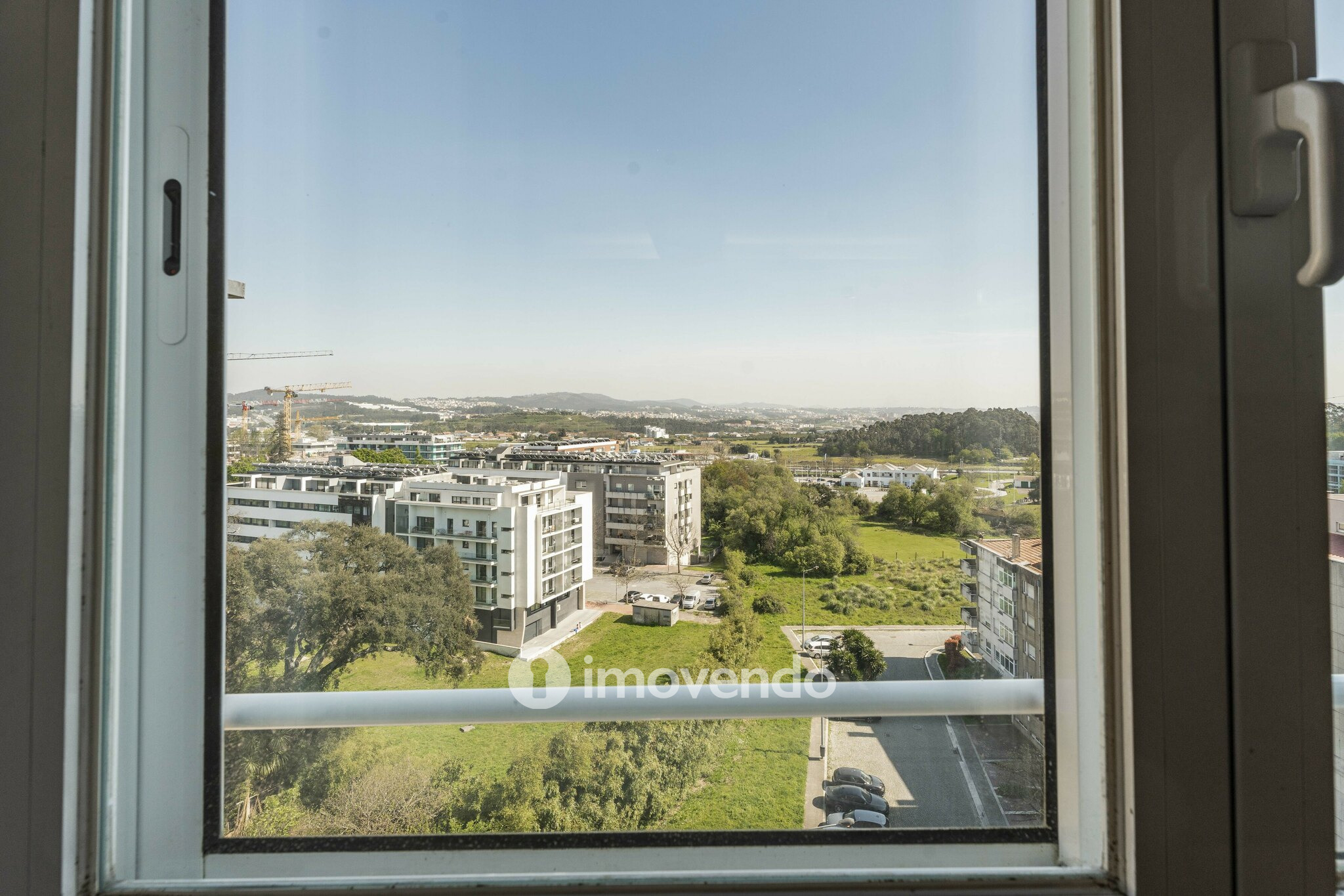 Apartamento T3 com áreas amplas e garagem, na Maia