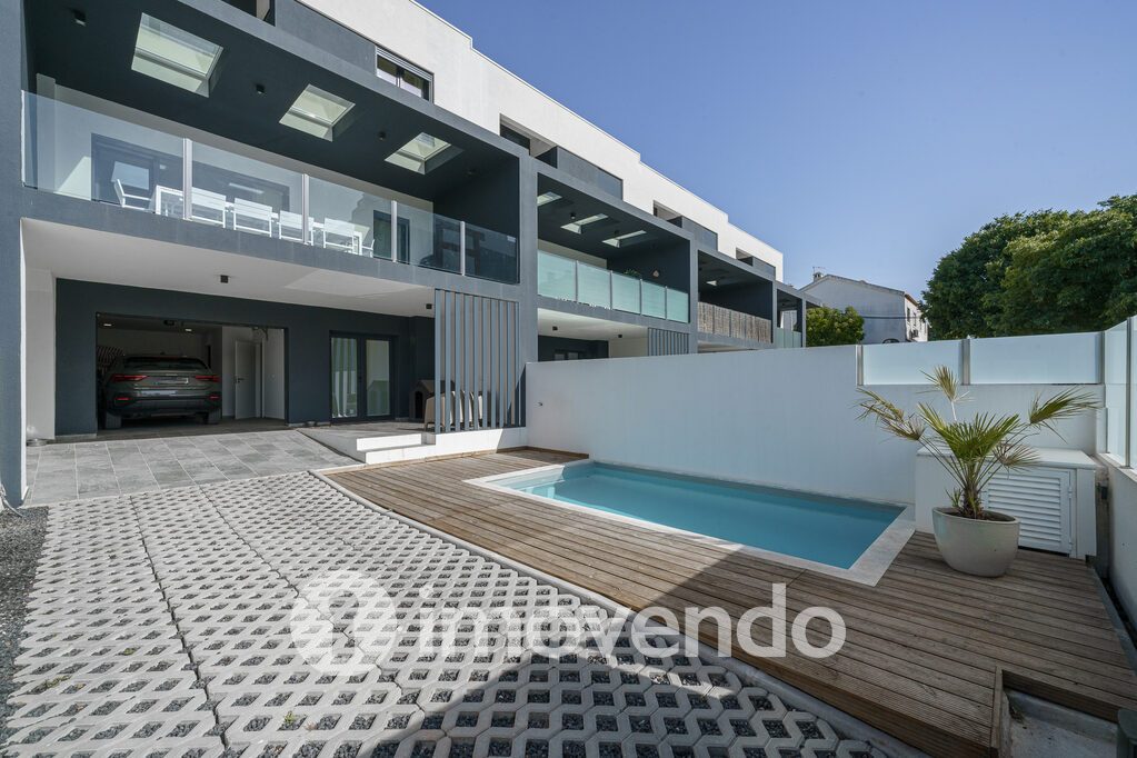 Moradia T3 em Almada, Vila Nova da Caparica com 161 m<sup>2</sup> por 635.000